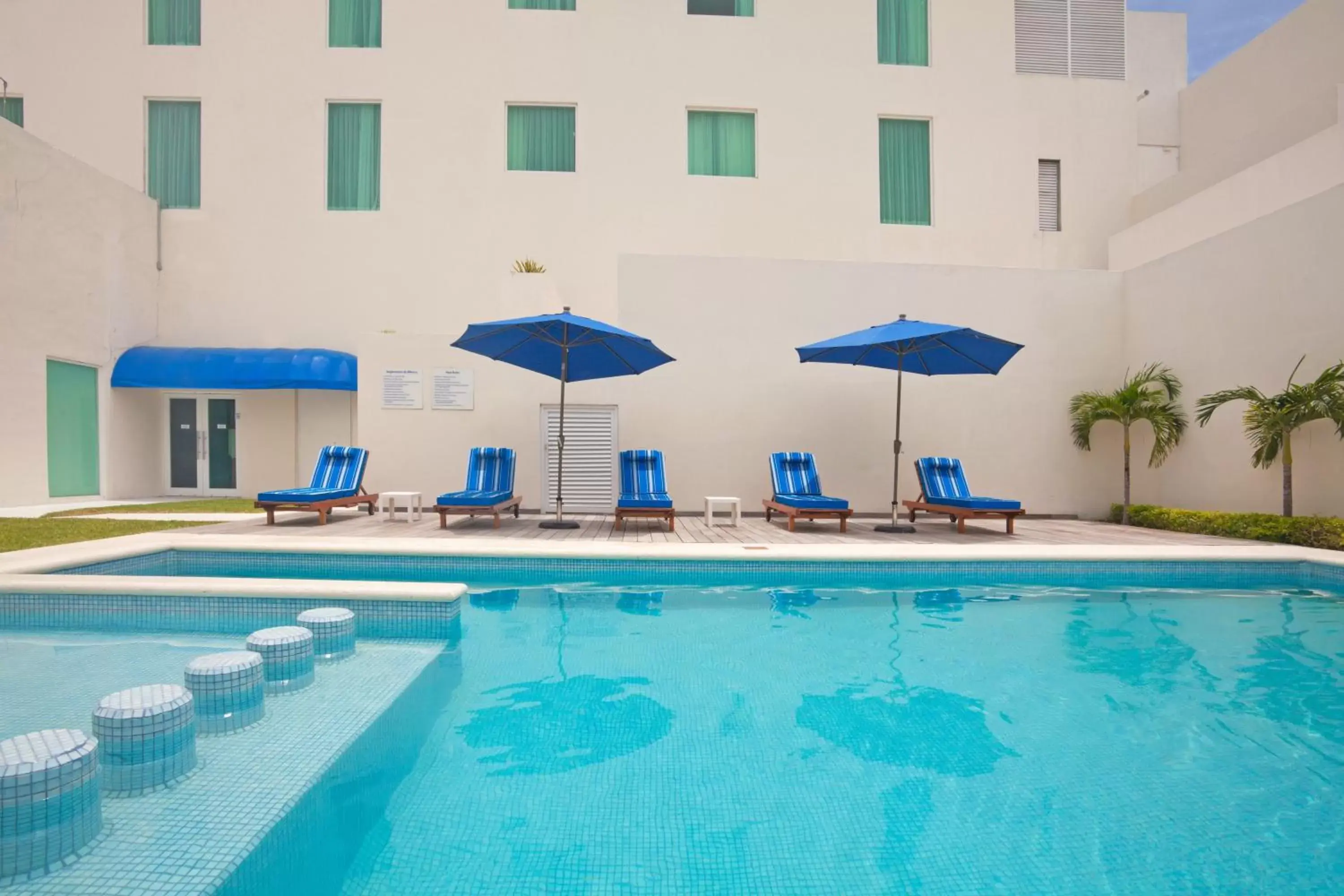 Swimming Pool in Holiday Inn Express Ciudad Del Carmen, an IHG Hotel