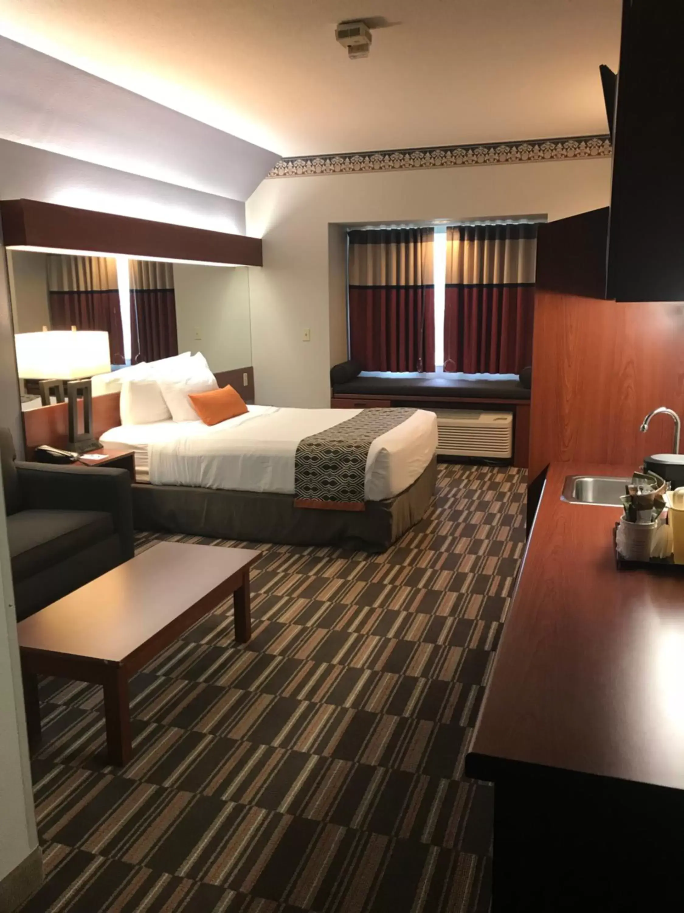 Bed in Microtel Inn & Suites Urbandale