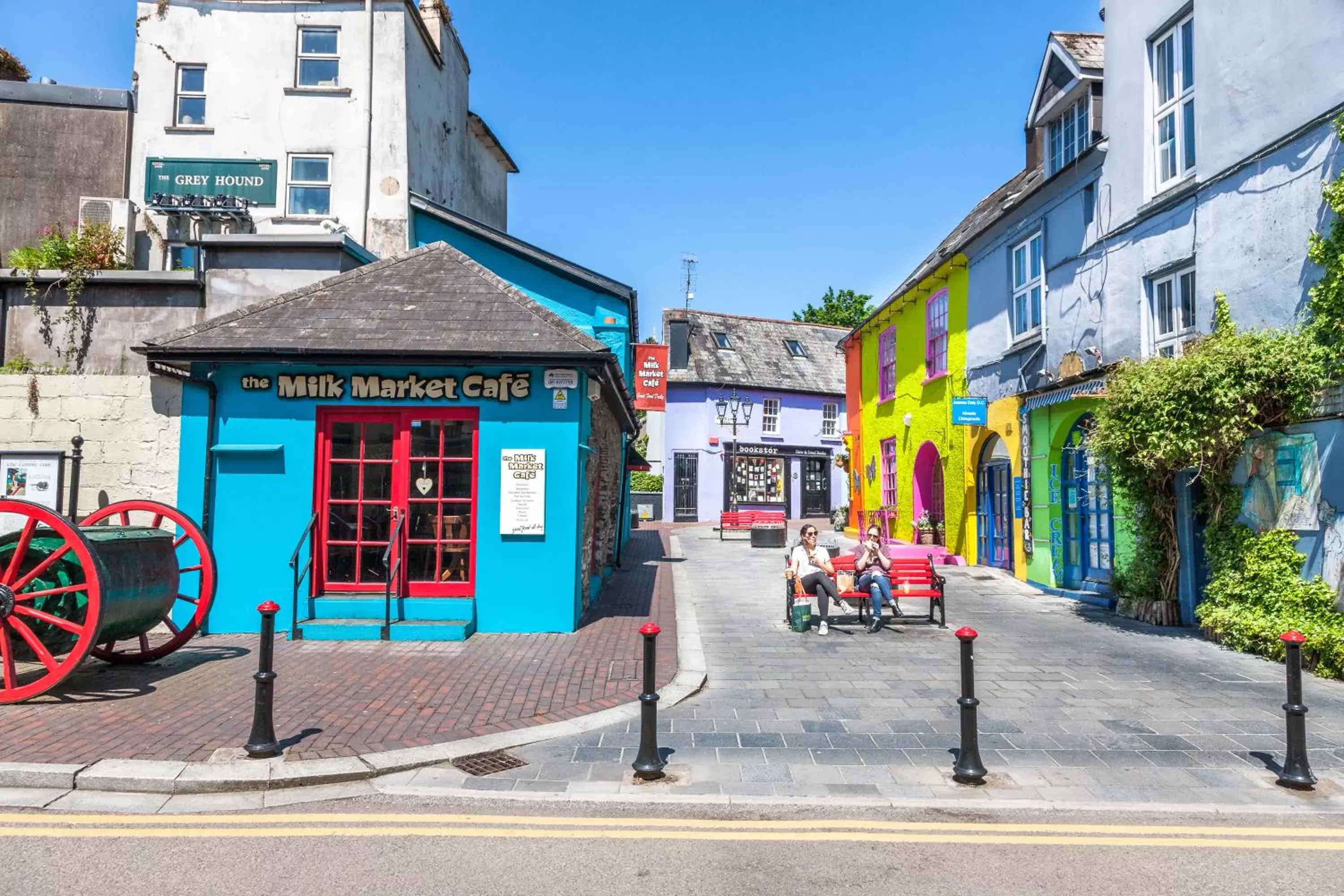 Neighbourhood, Neighborhood in Trident Hotel Kinsale