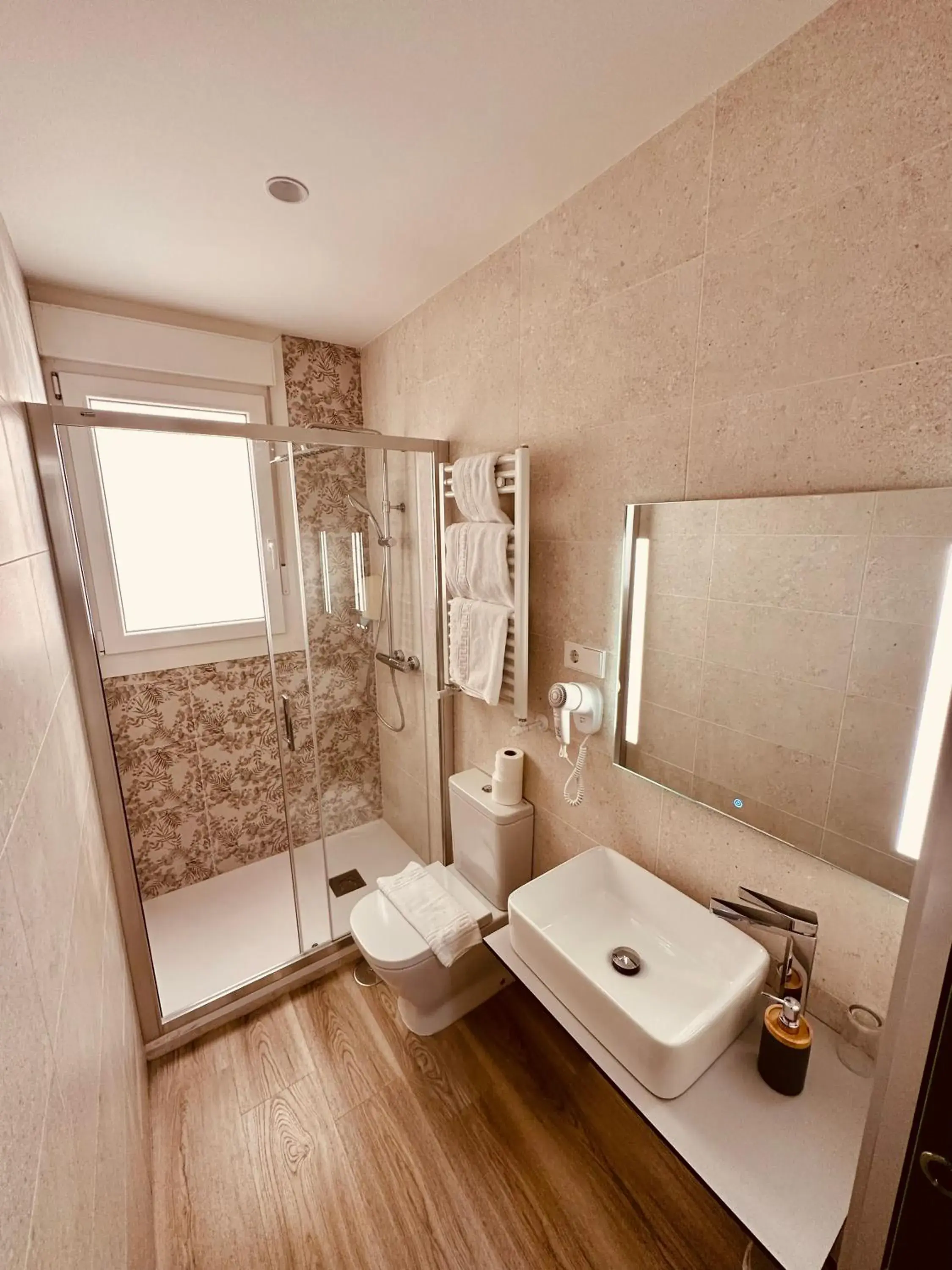 Shower, Bathroom in Hostal Abadia Madrid