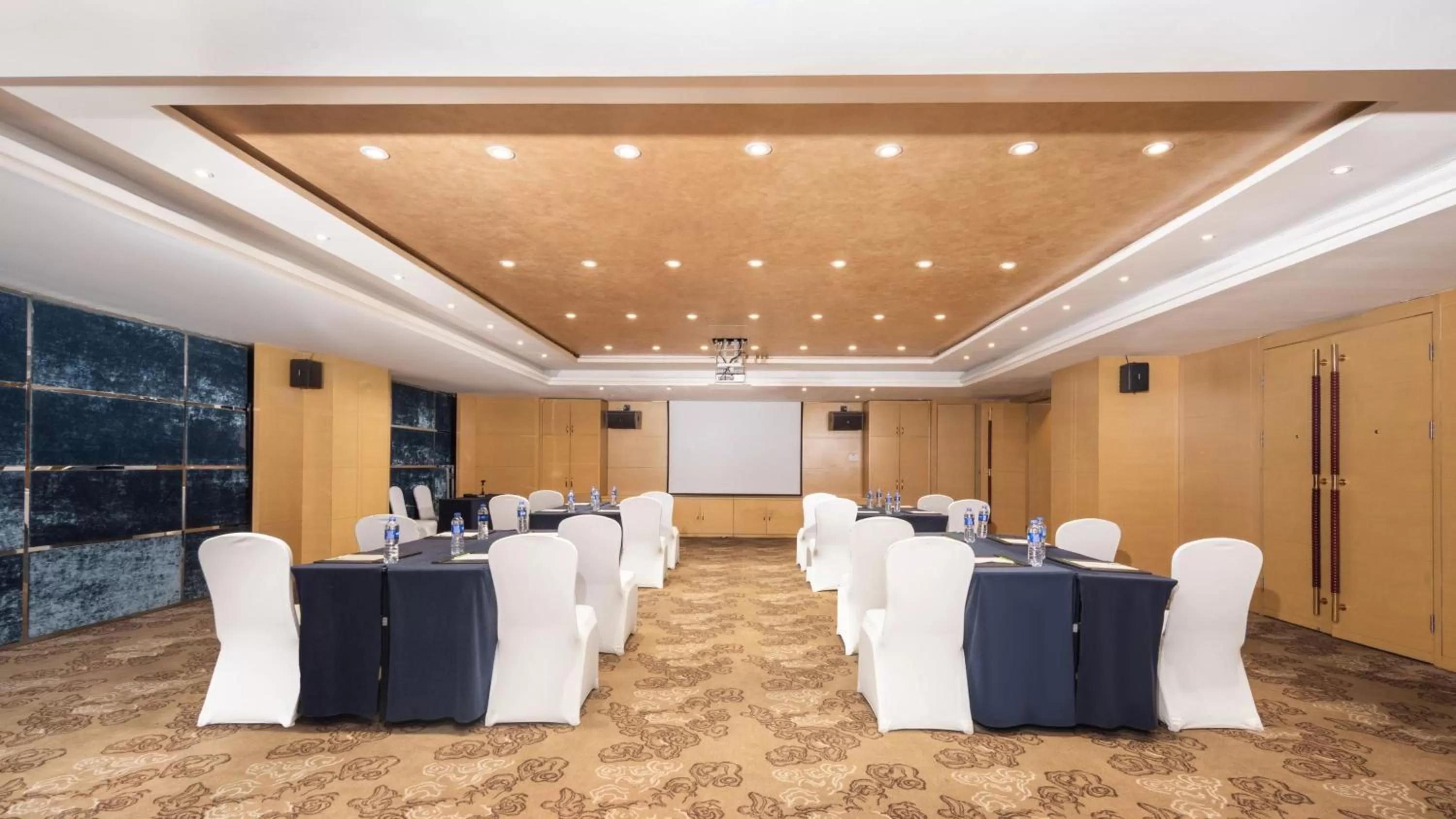 Meeting/conference room in Holiday Inn Shijiazhuang Central by IHG