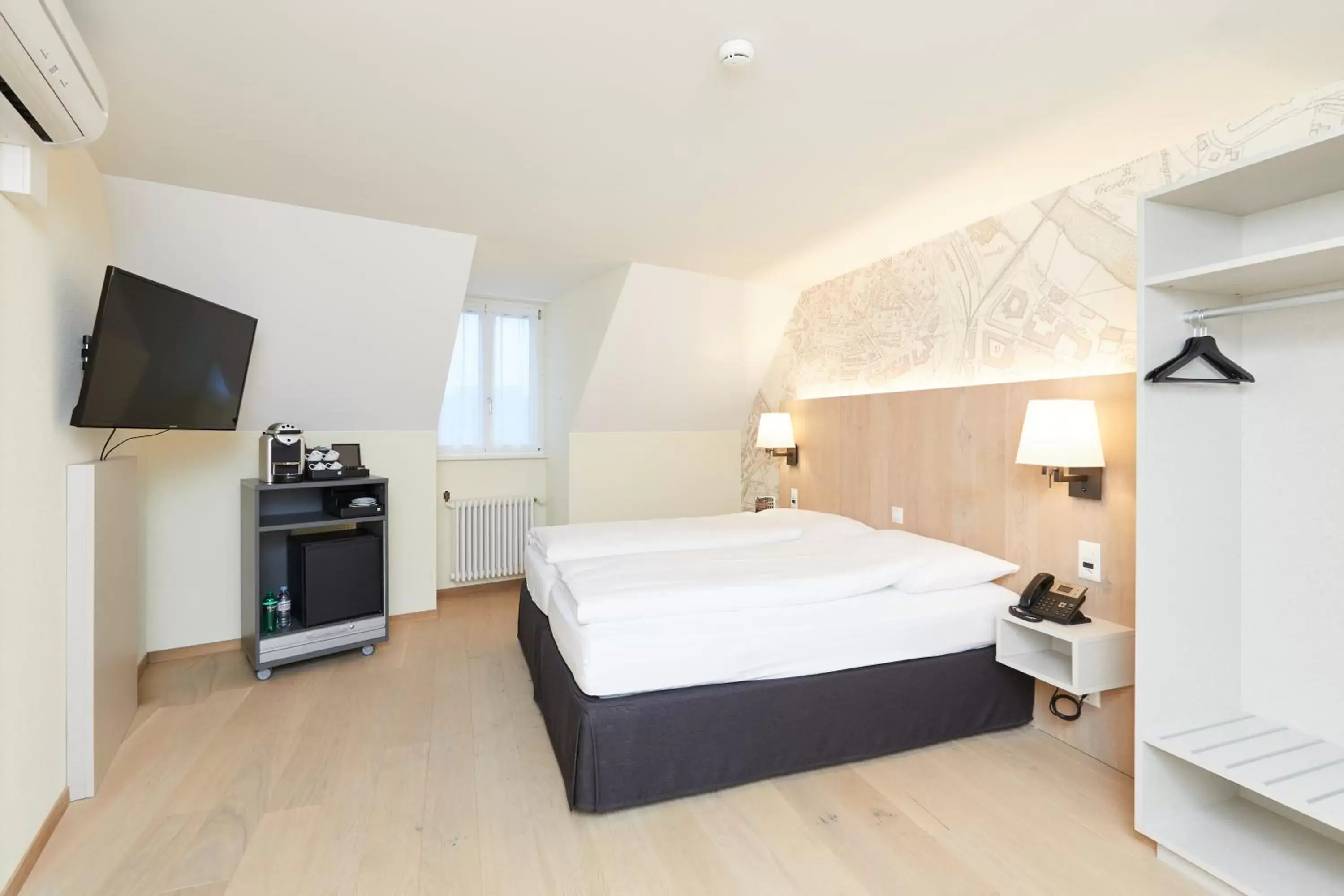 Photo of the whole room, Bed in Kreuz Bern Modern City Hotel