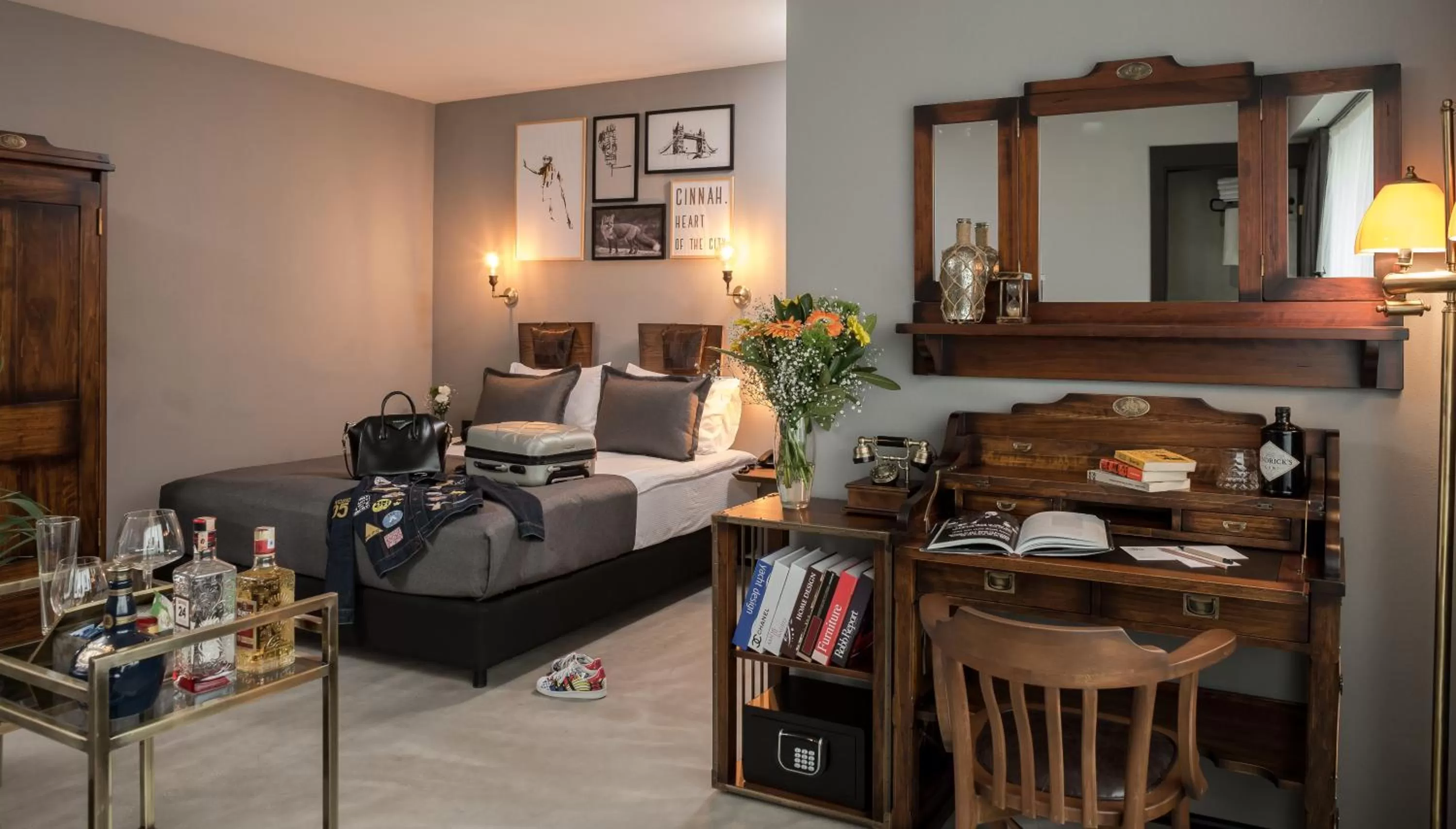 Bed, Restaurant/Places to Eat in Hotel Cinnah