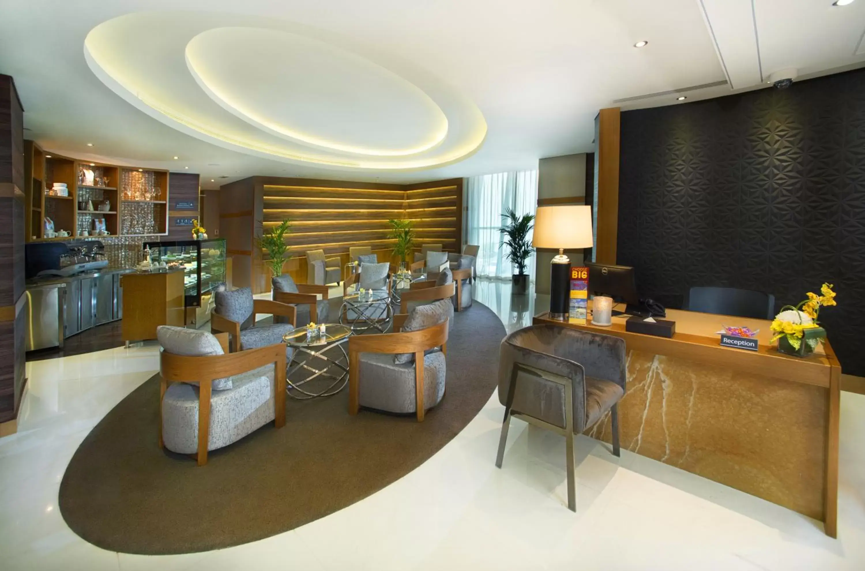 Lounge or bar, Lobby/Reception in TRYP by Wyndham Abu Dhabi City Center