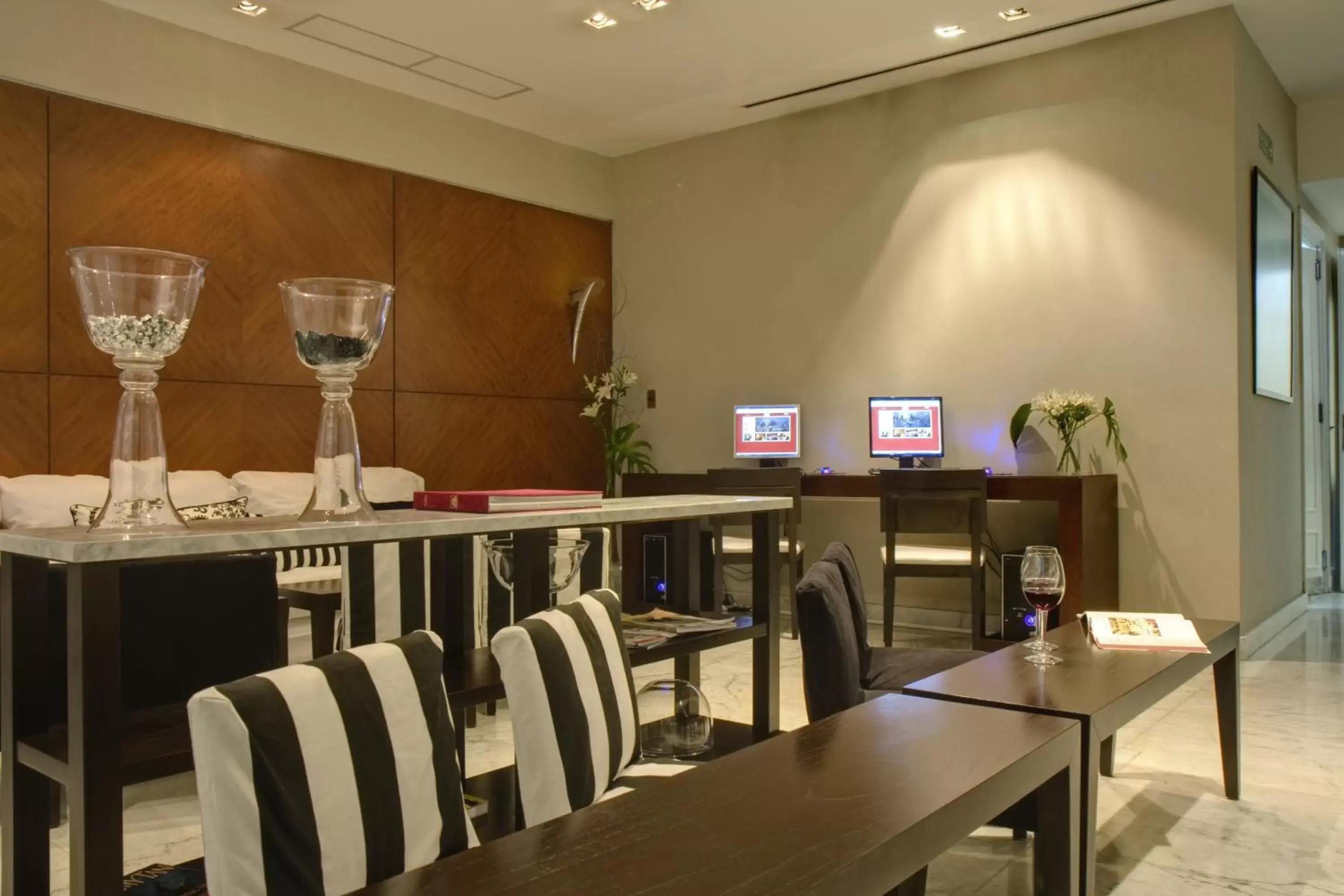 Business facilities, Restaurant/Places to Eat in Broadway Hotel & Suites