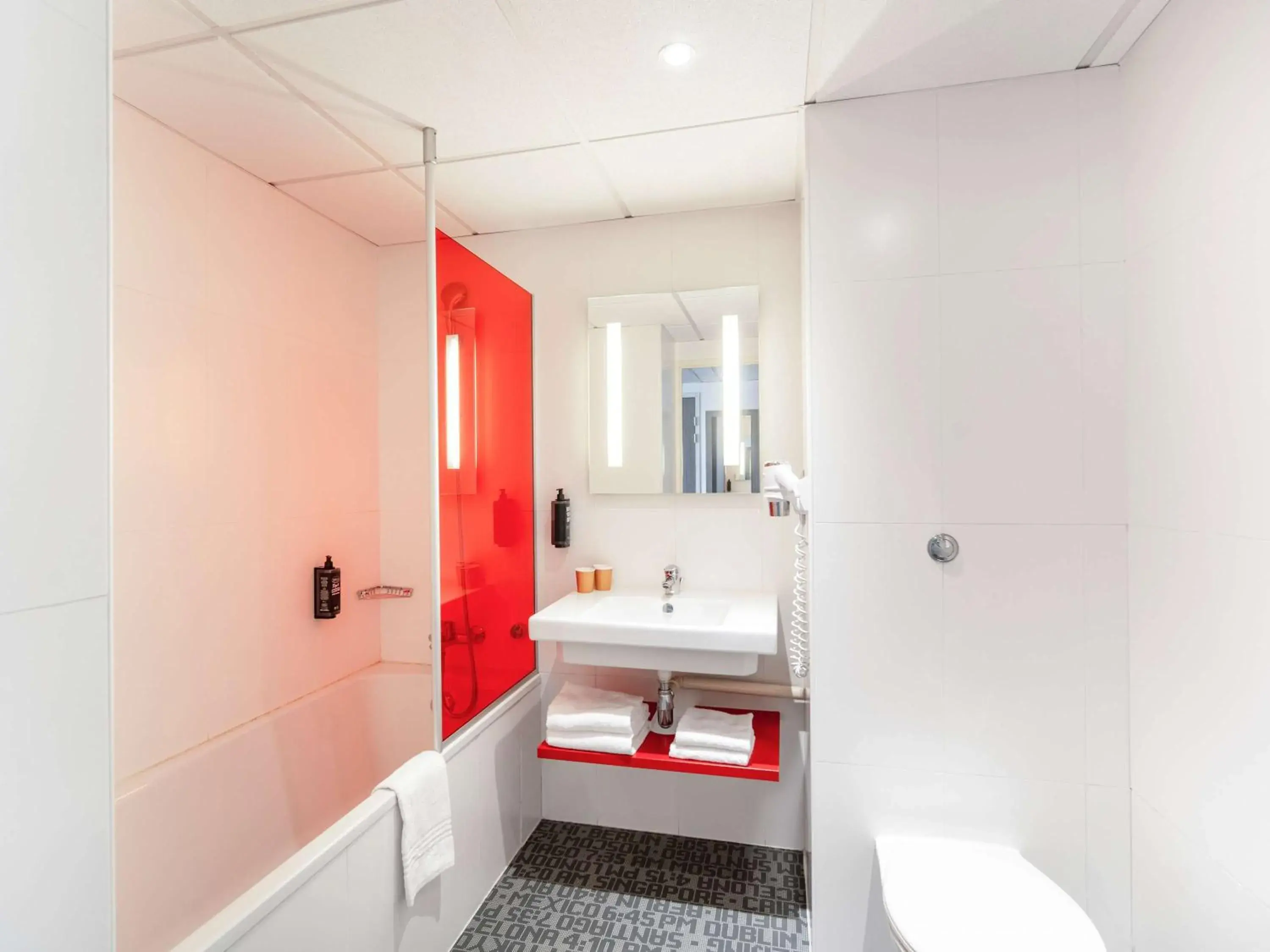 Photo of the whole room, Bathroom in ibis Styles Toulouse Cite Espace