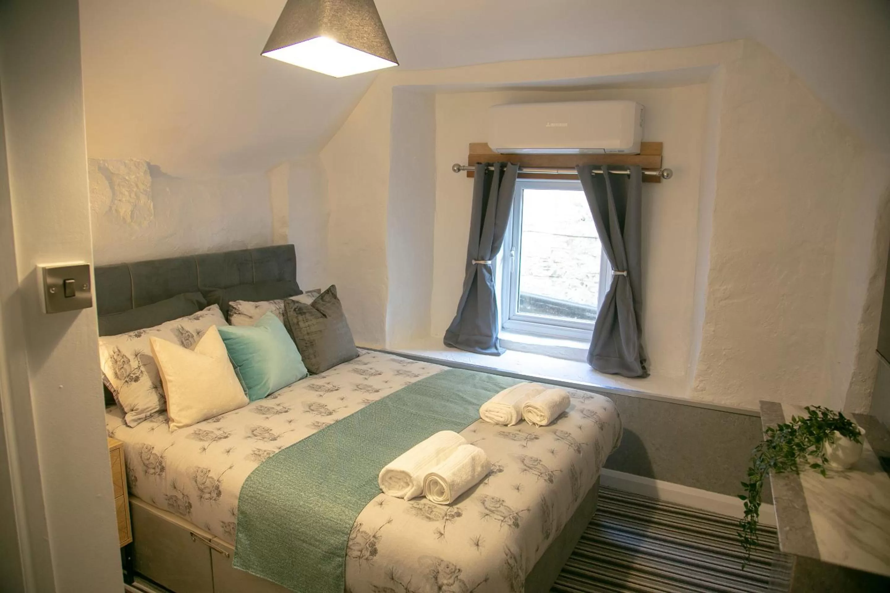 Bedroom, Bed in The Swan