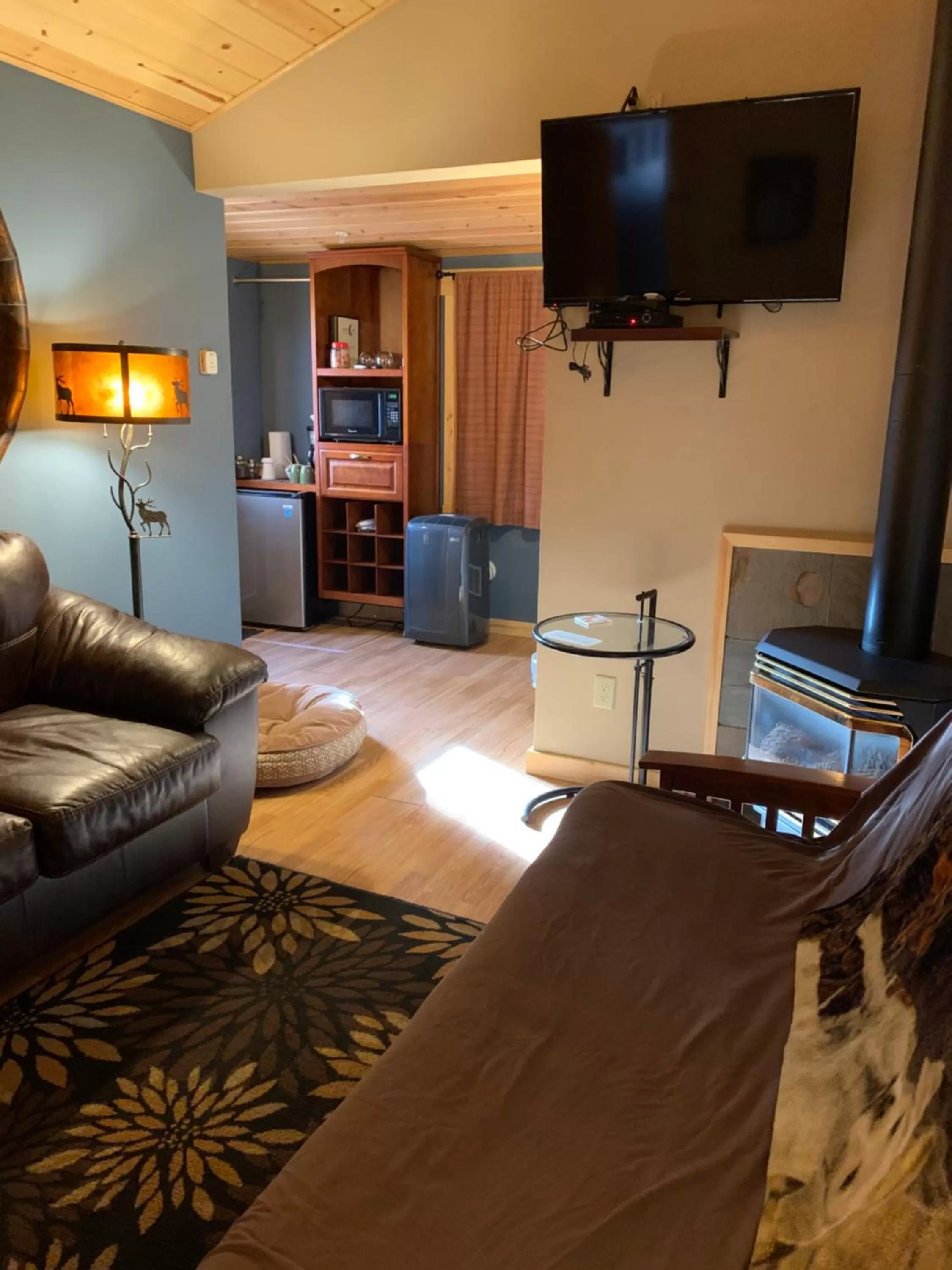 Coffee/tea facilities, TV/Entertainment Center in Twisp River Suites