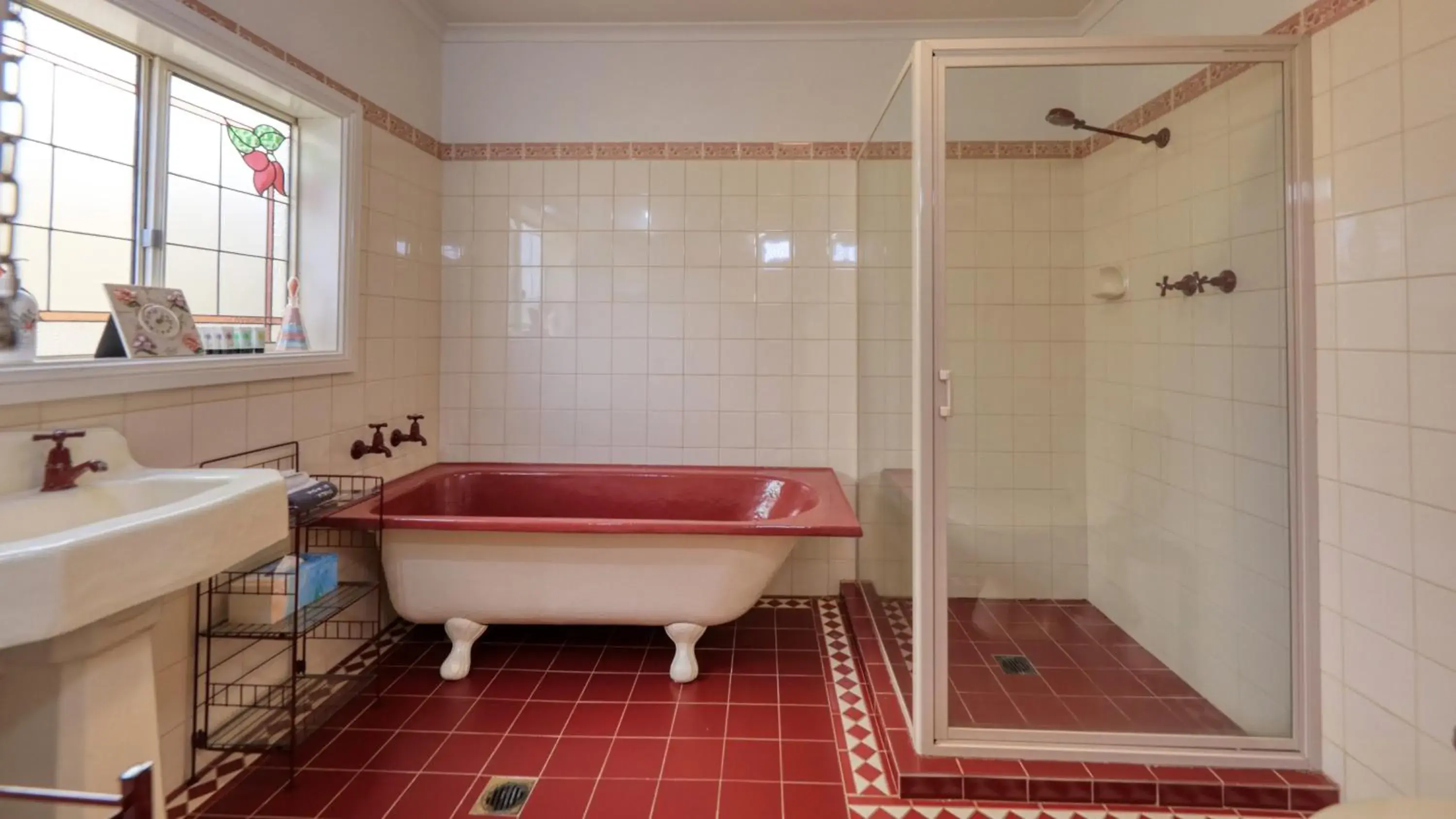 Bathroom in Charles Rasp Motor Inn & Cottages