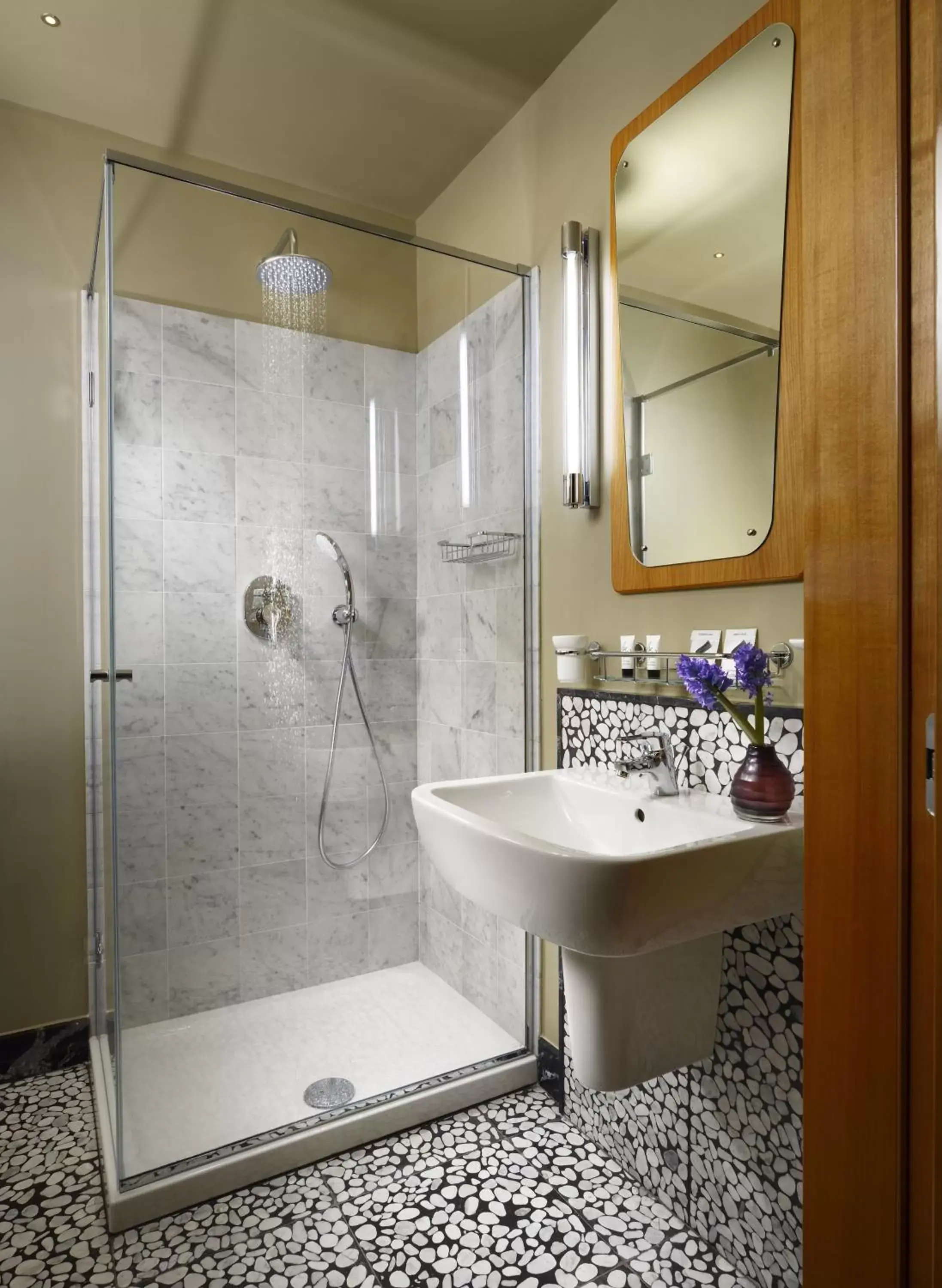 Bathroom in Hotel Garibaldi Blu - WTB Hotels