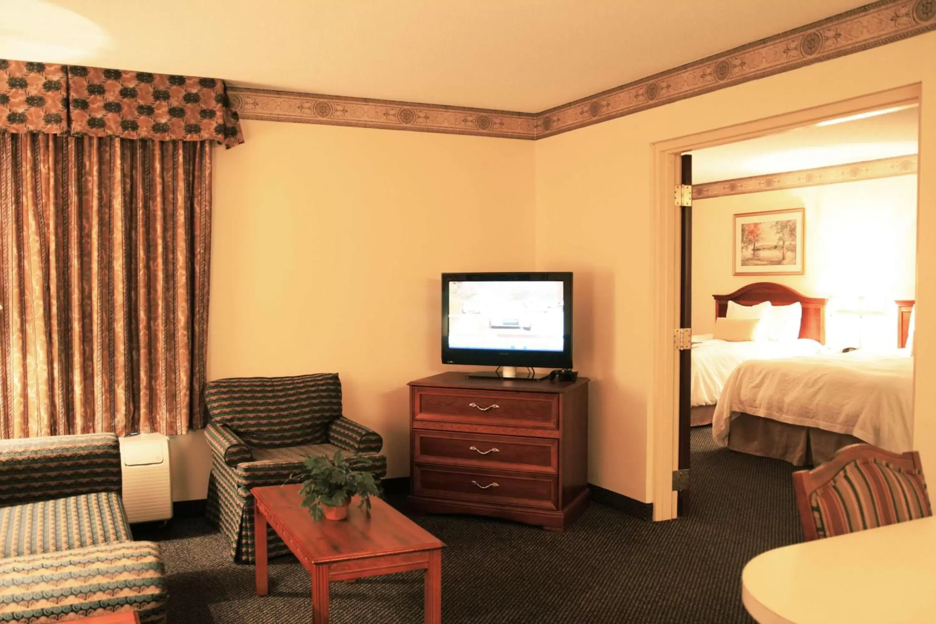 Living room, TV/Entertainment Center in Hampton Inn & Suites-Atlanta Airport North-I-85