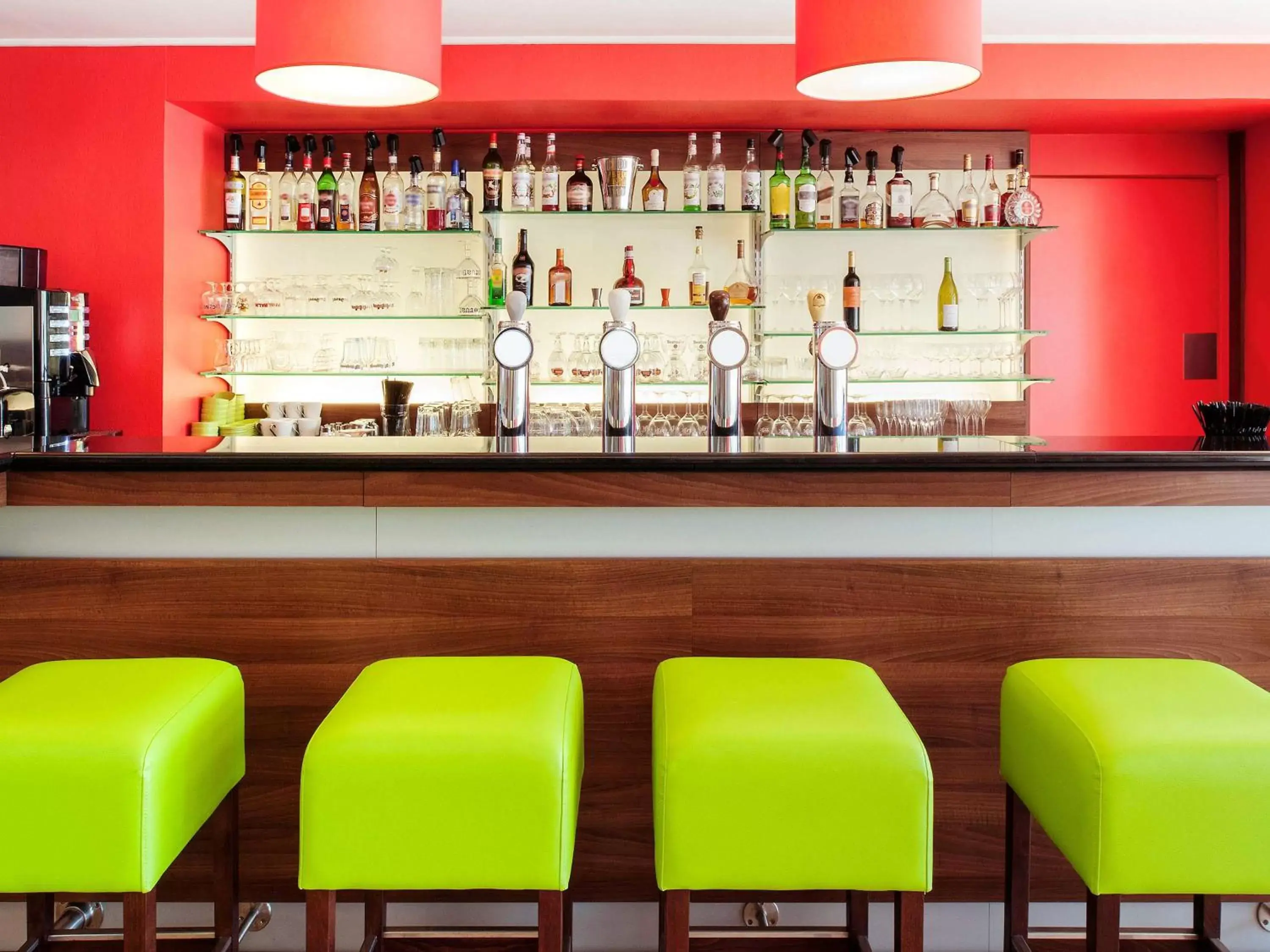 Lounge or bar, Lounge/Bar in ibis Styles Louvain-la-Neuve Hotel and Events