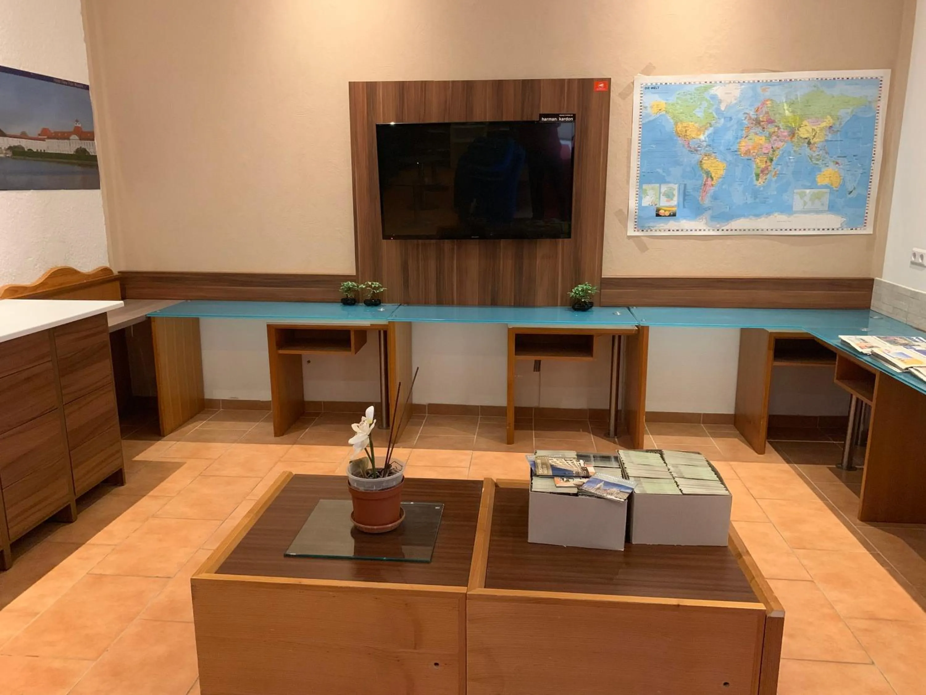 Communal lounge/ TV room in Hotel New Fair Munich Messe