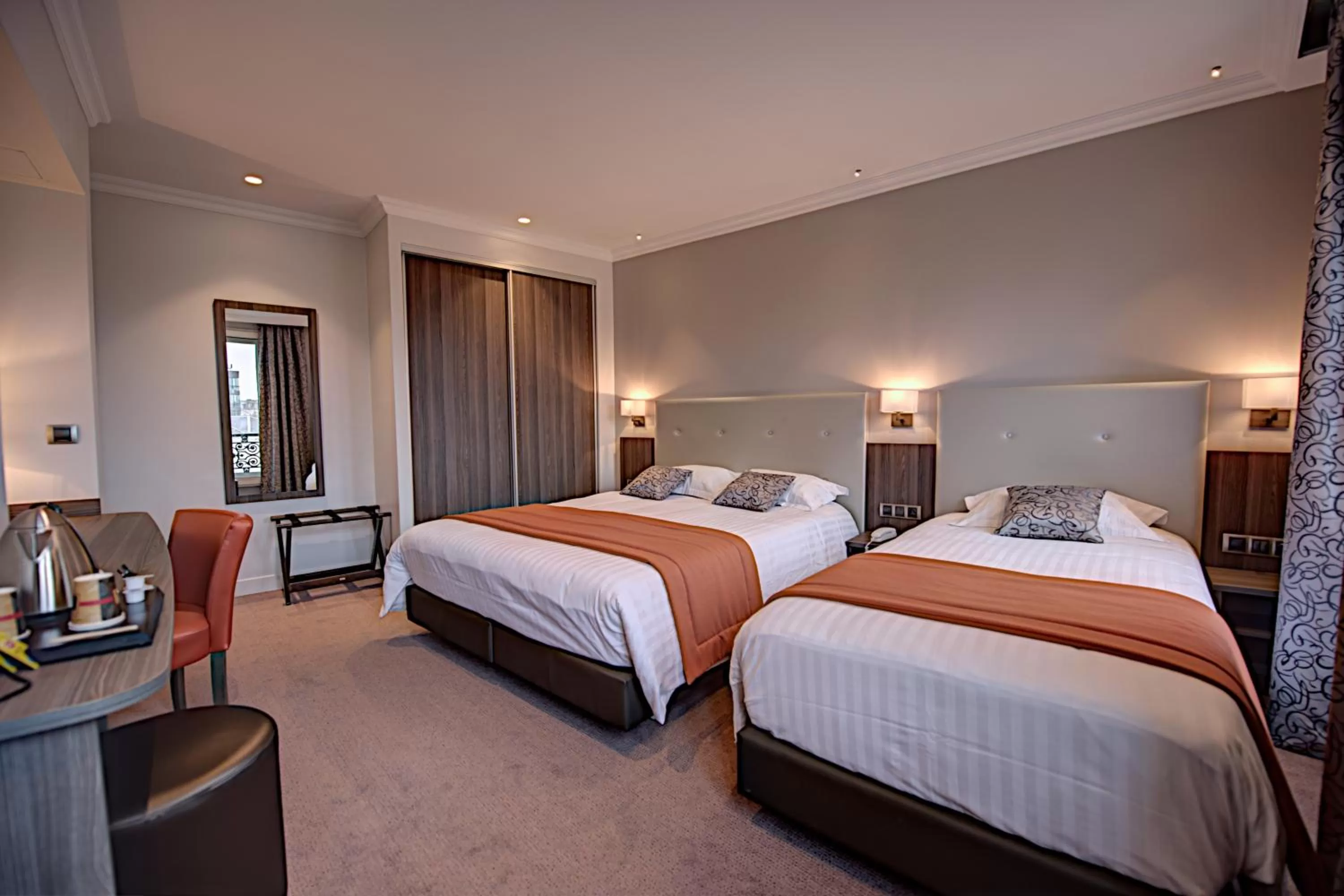 Bed in Hôtel Du Midi Paris Montparnasse