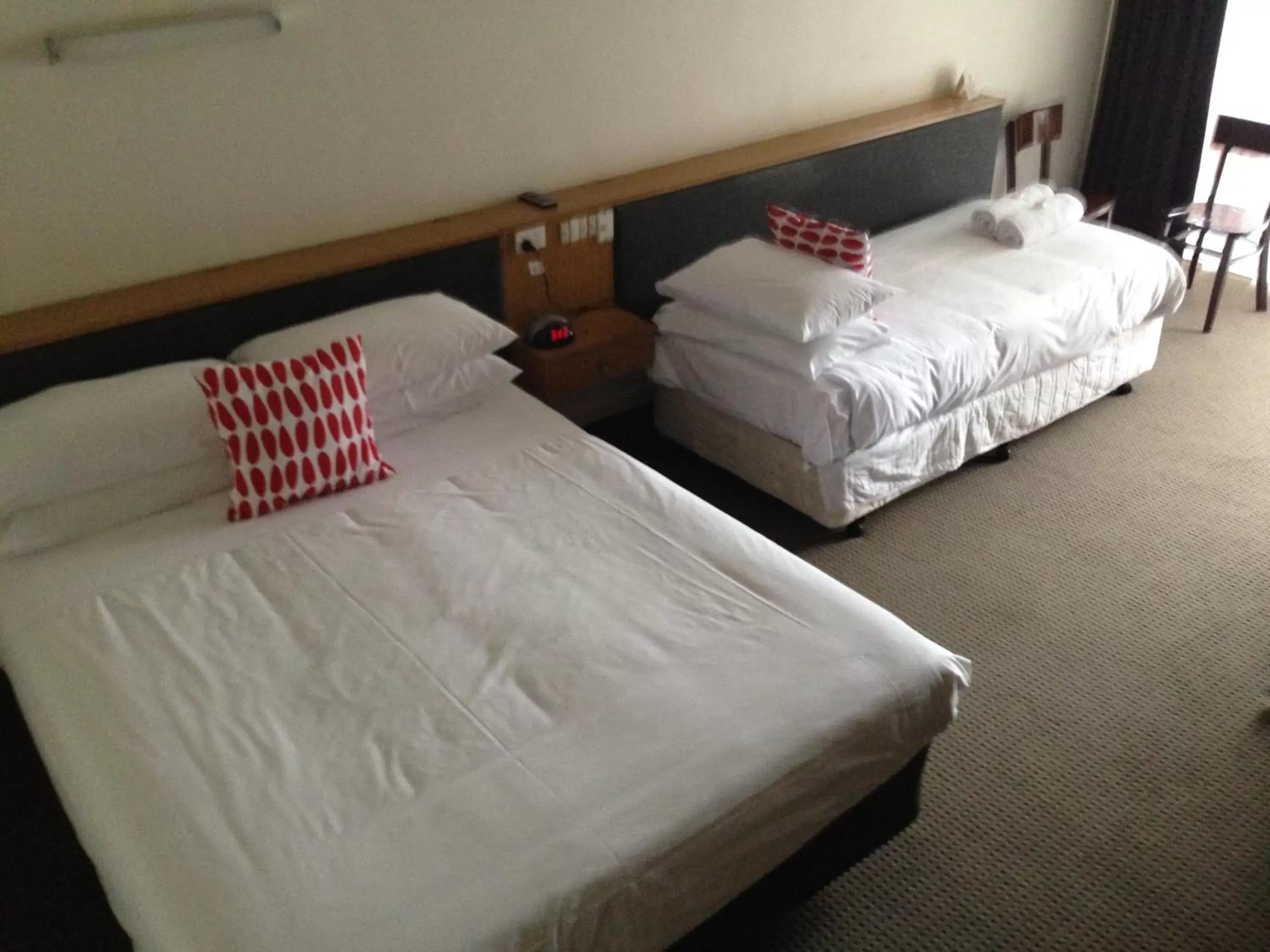 Bedroom, Bed in Burkes Hotel Motel