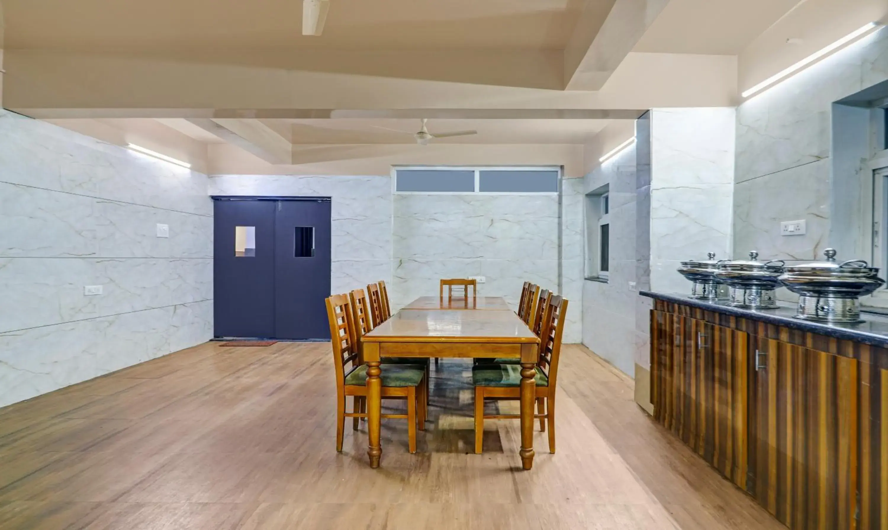 Dining Area in OYO 10595 Hotel Mirras