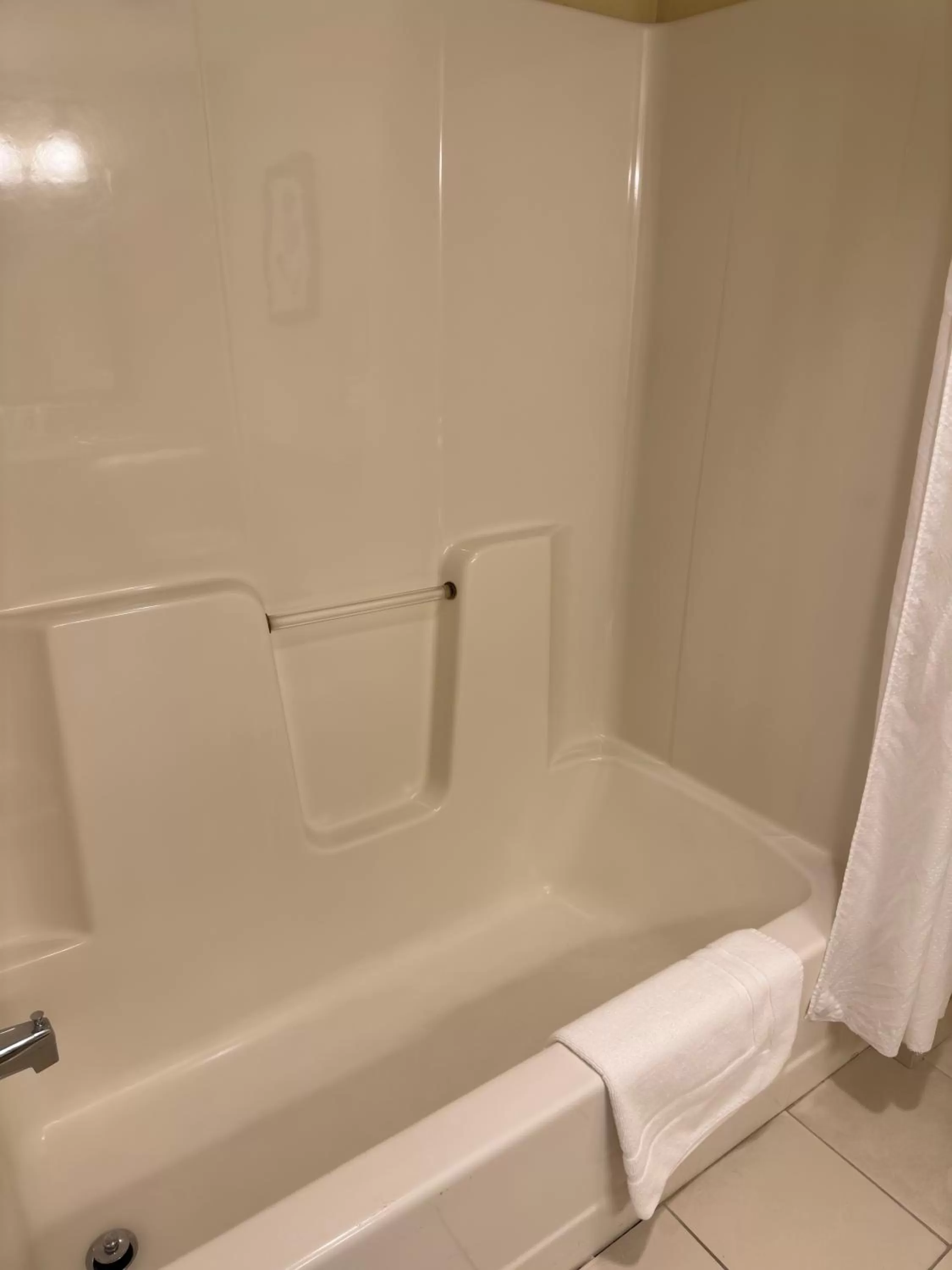 Bath in Country Inn & Suites by Radisson, Macedonia, OH