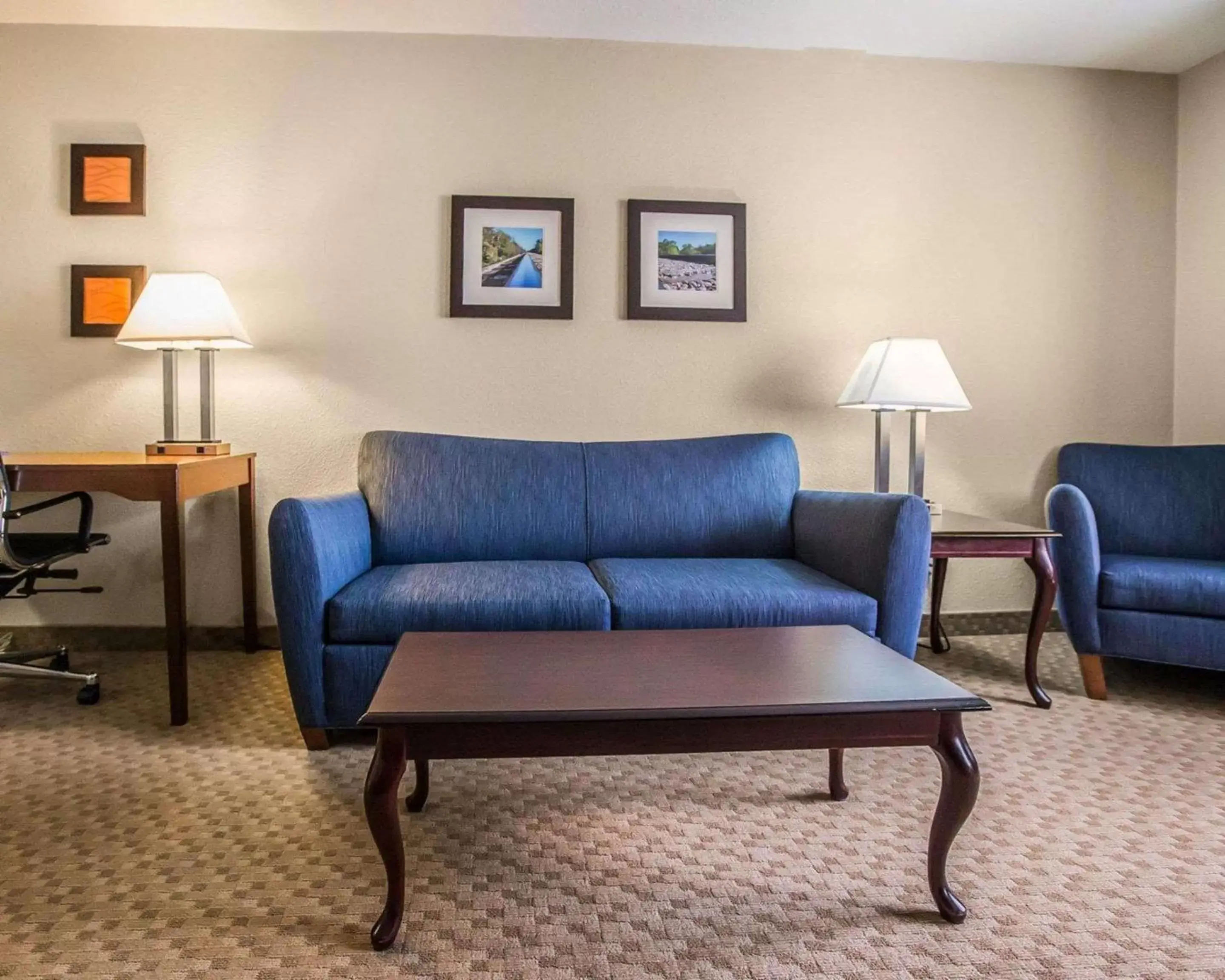 Photo of the whole room, Seating Area in Quality Inn & Suites Dixon near I-88