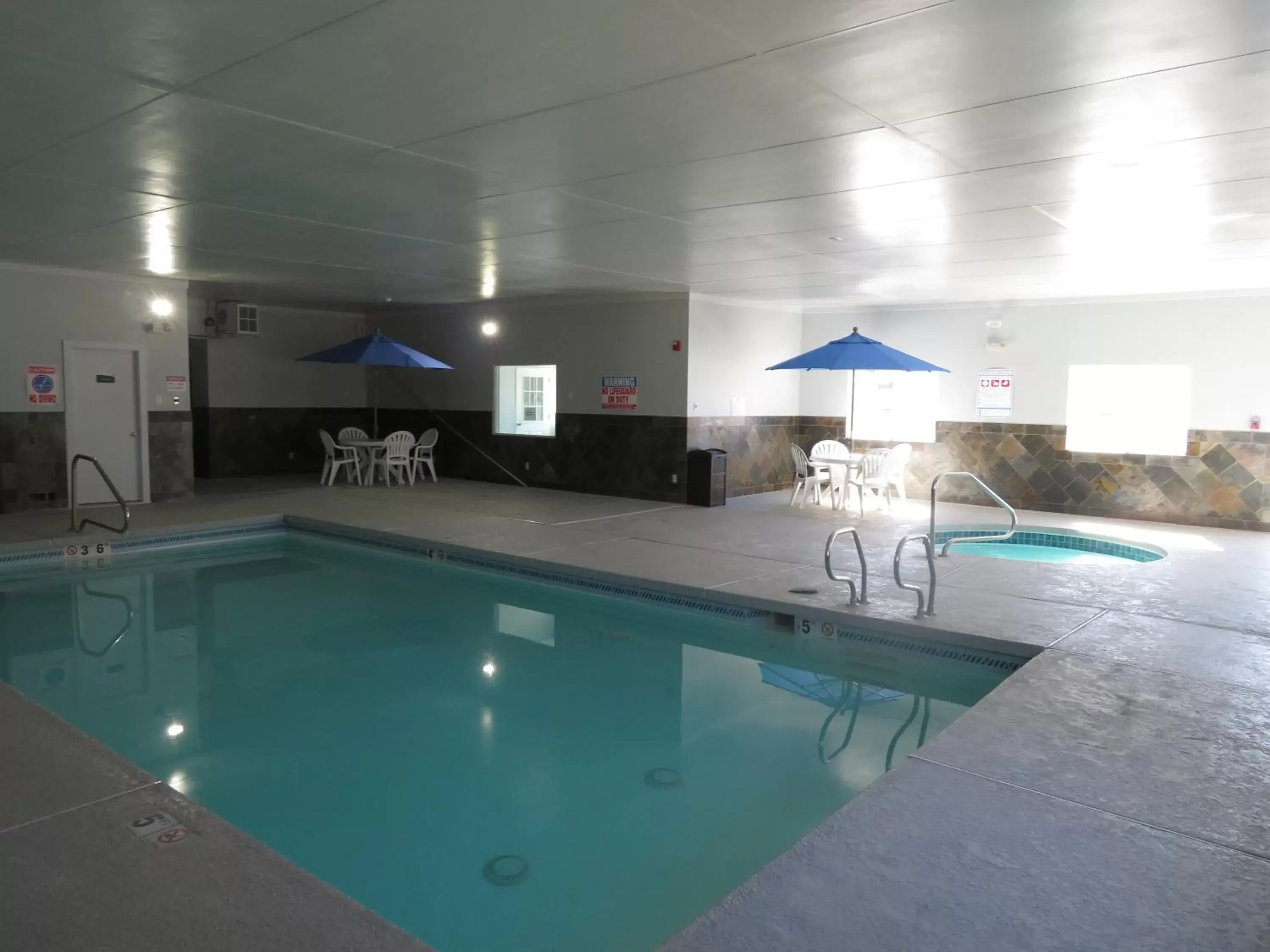 Property building, Swimming Pool in GreenTree Inn Montrose Property building, Swimming Pool in GreenTree Inn Montrose