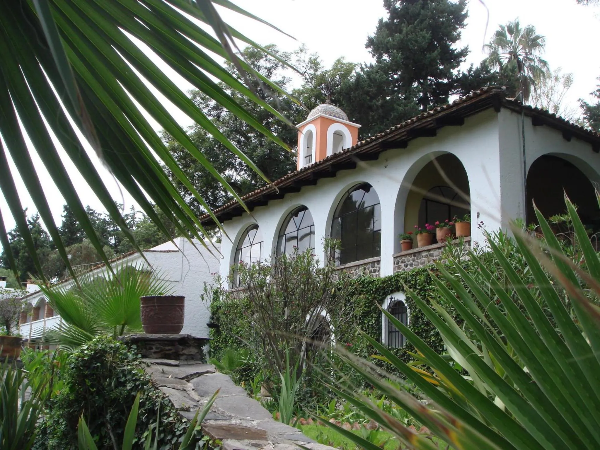 Facade/entrance in Rancho Hotel Atascadero