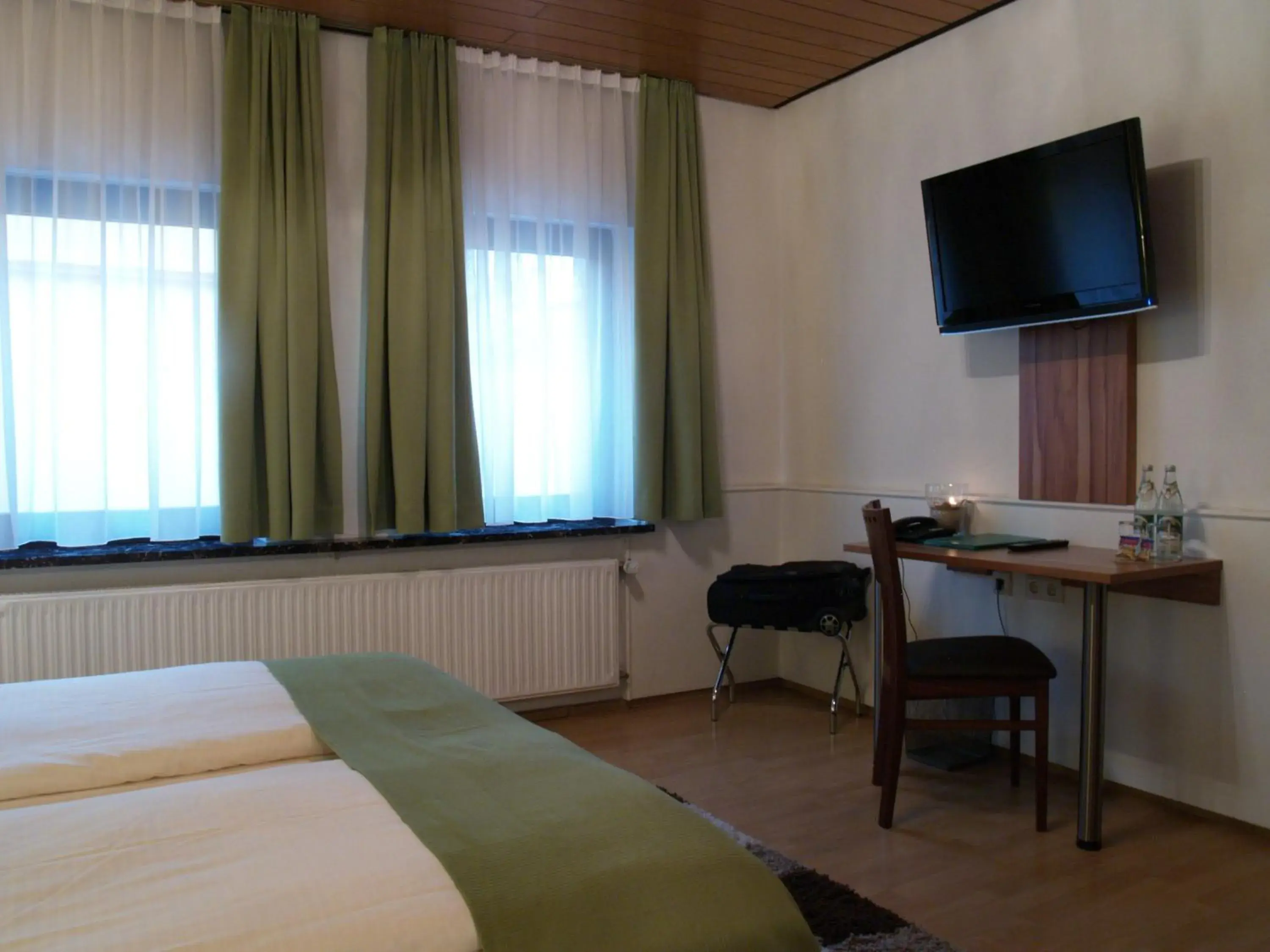 Bed, TV/Entertainment Center in Hotel Smart-Inn