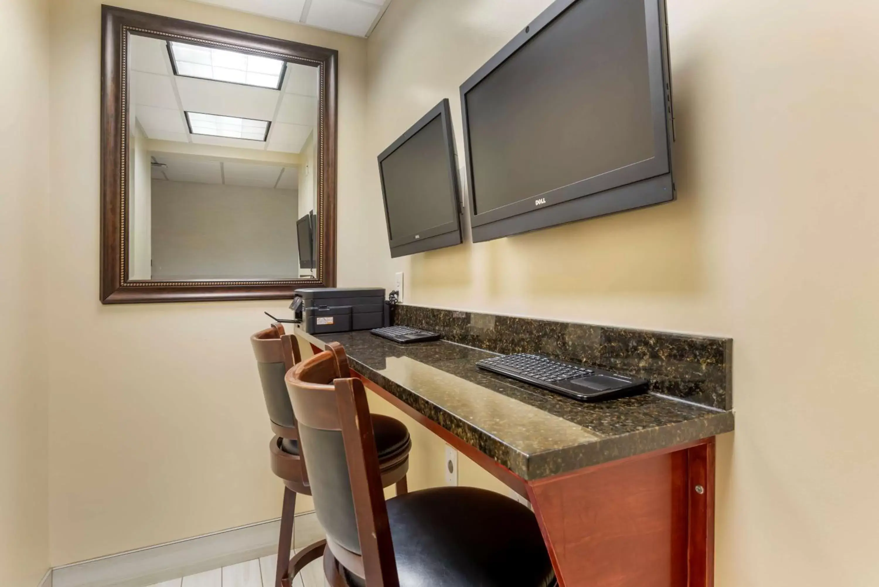 Business facilities, TV/Entertainment Center in Best Western PLUS Vineyard Inn and Suites