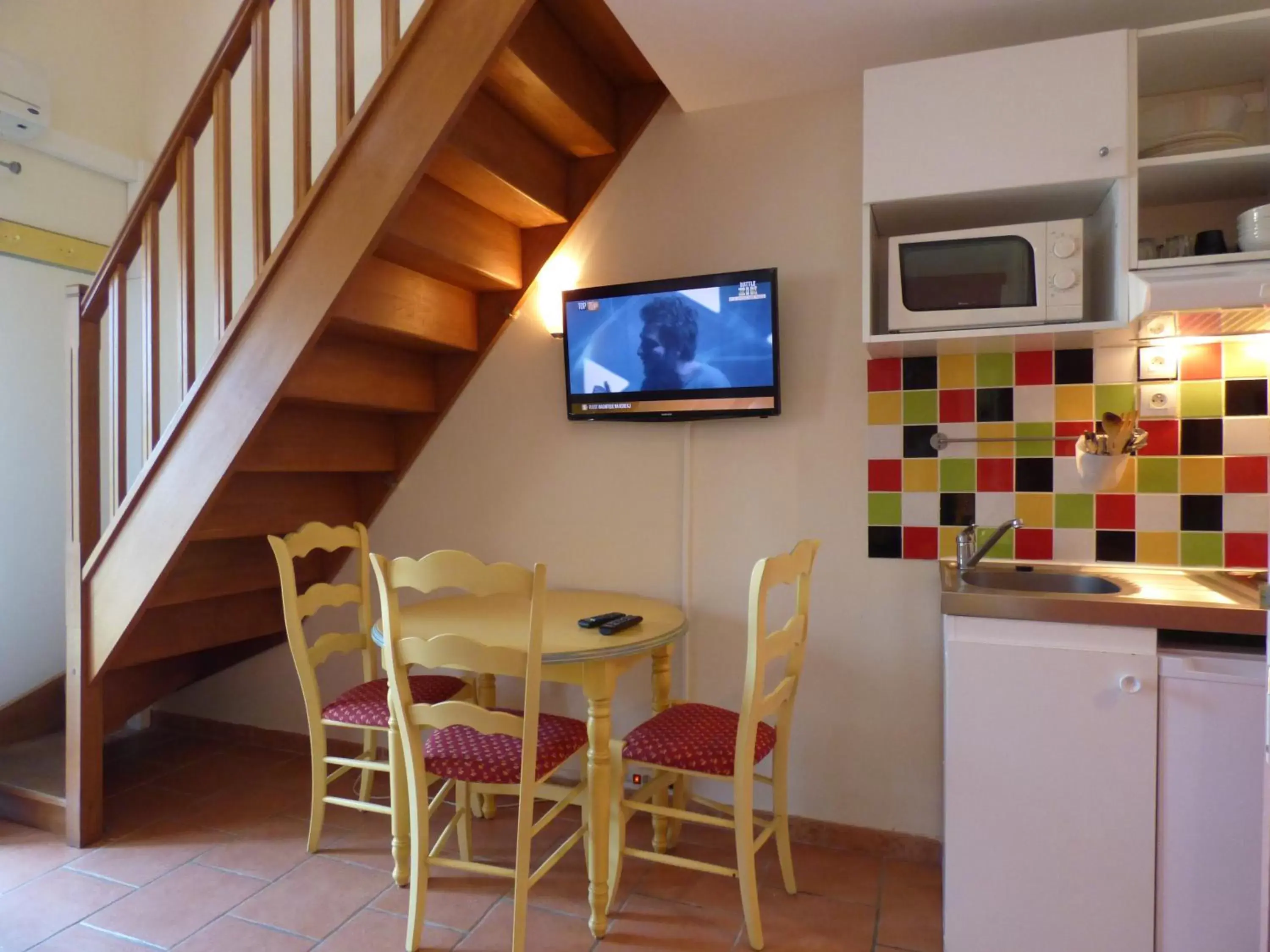 Kitchen or kitchenette, Dining Area in Appart'Hotel Festival Sud Aqua - Avignon TGV