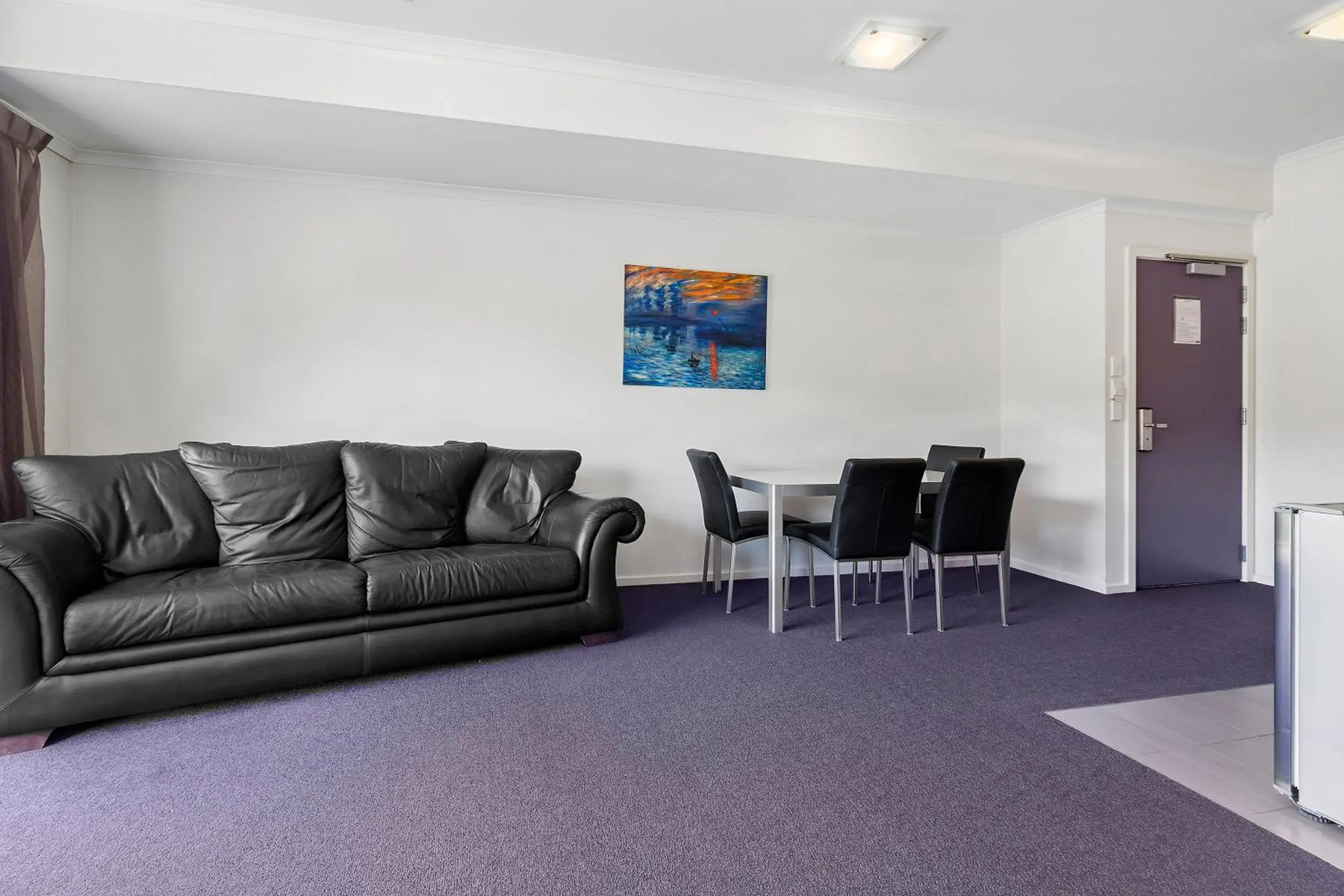 Seating Area in Amethyst Court Motor Lodge