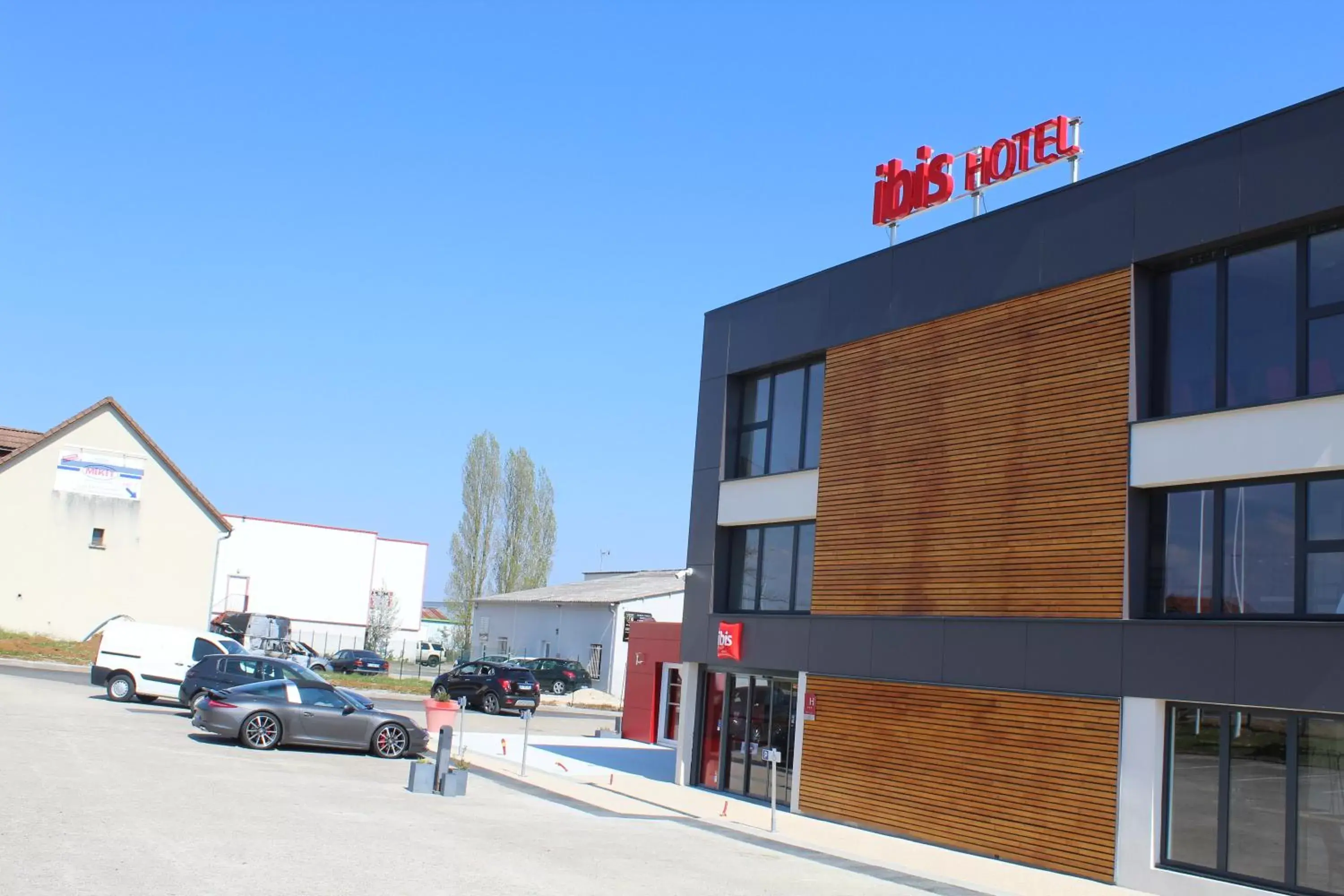 Facade/entrance, Property Building in ibis Dijon Sud