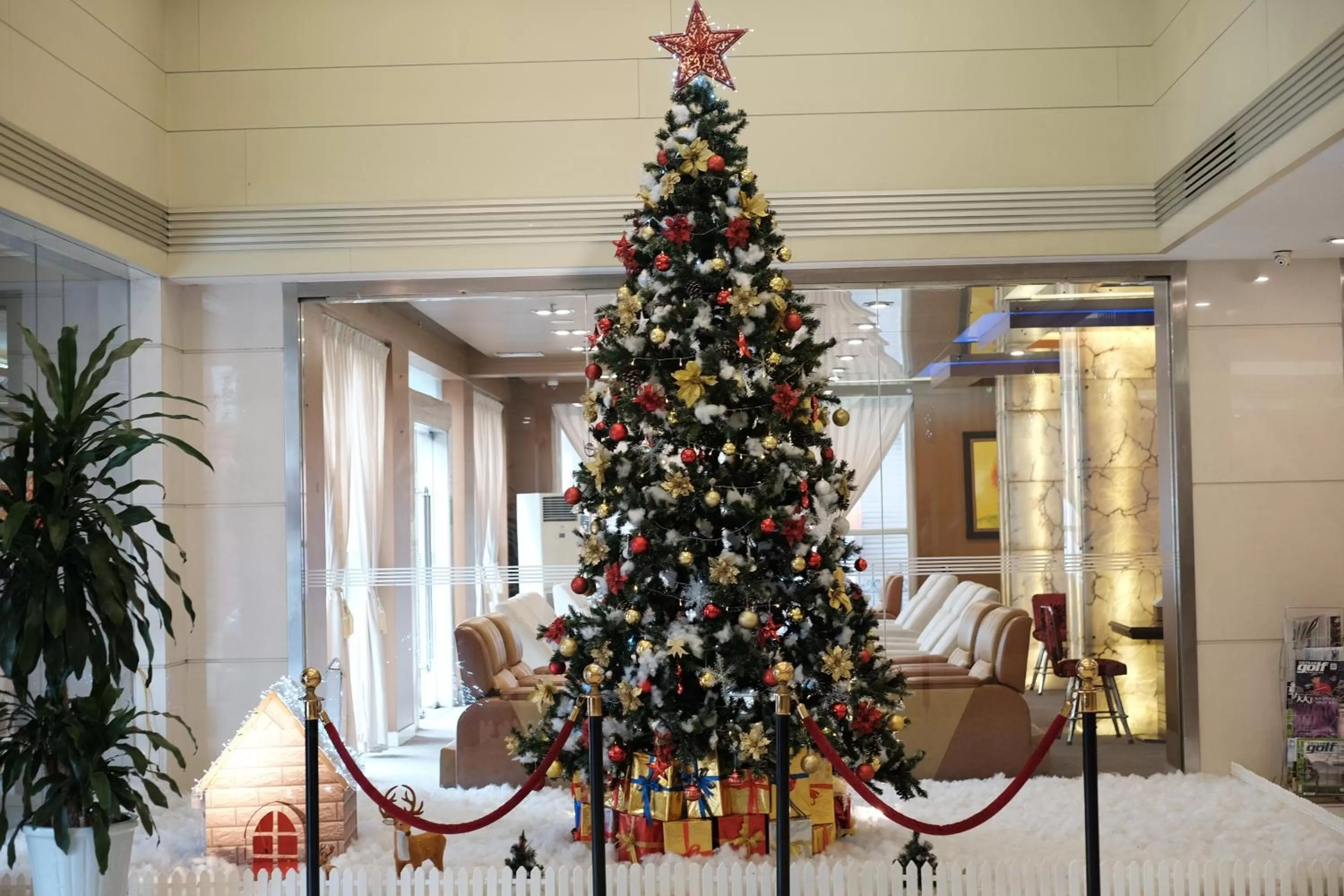 Communal lounge/ TV room in Bao Son International Hotel