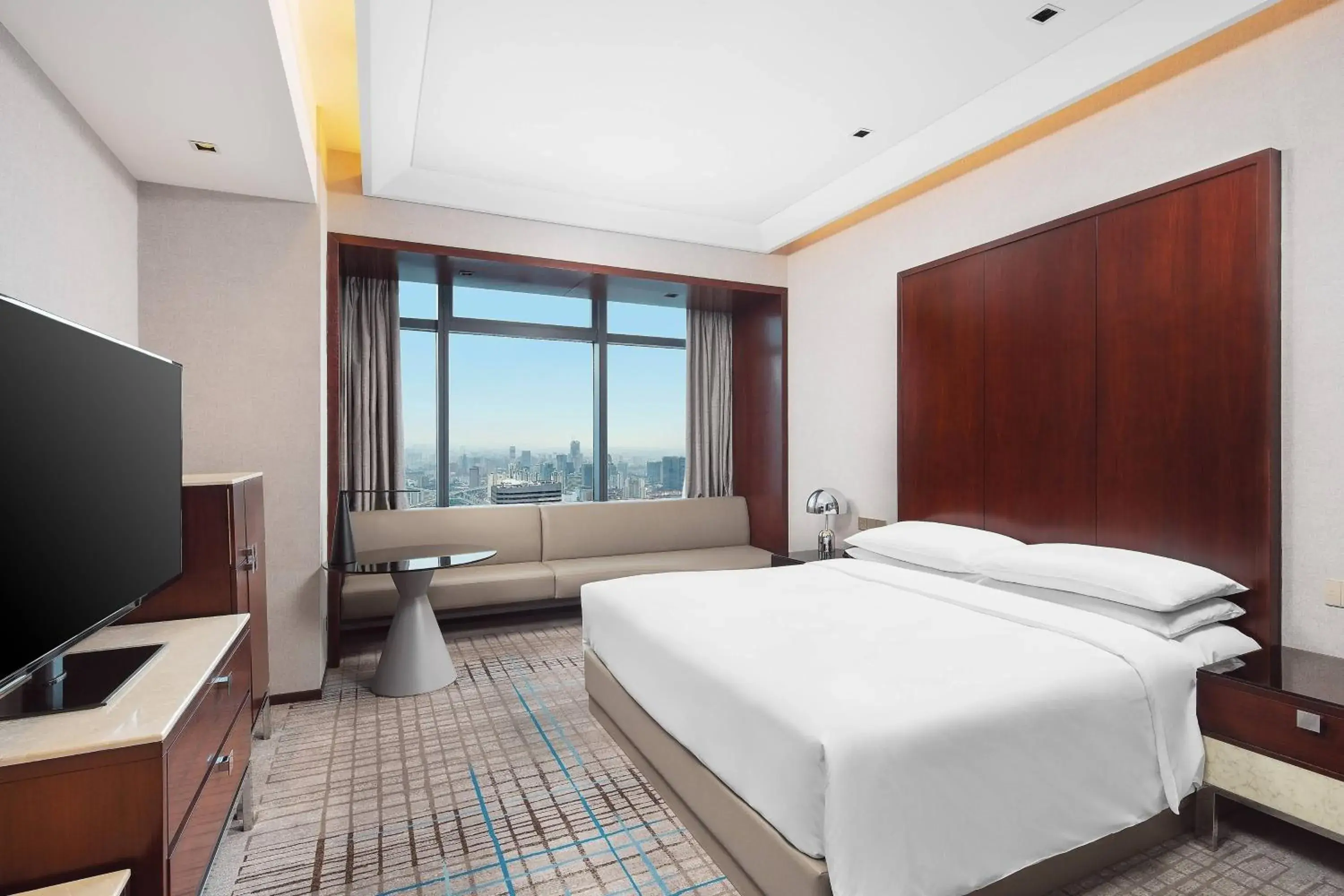 Bedroom in Renaissance Shanghai Zhongshan Park Hotel