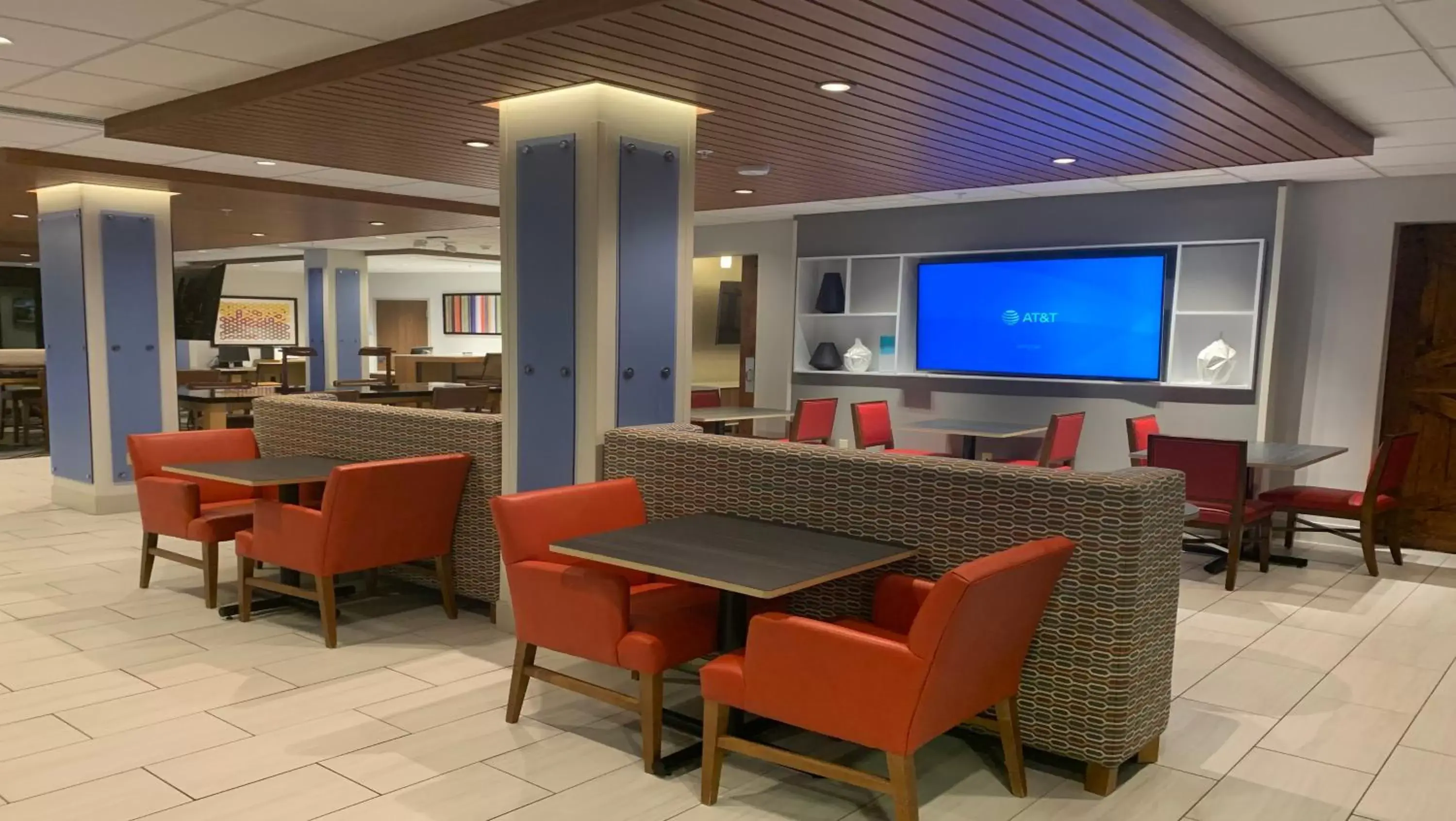 Breakfast, Lounge/Bar in Holiday Inn Express & Suites - Middletown, an IHG Hotel