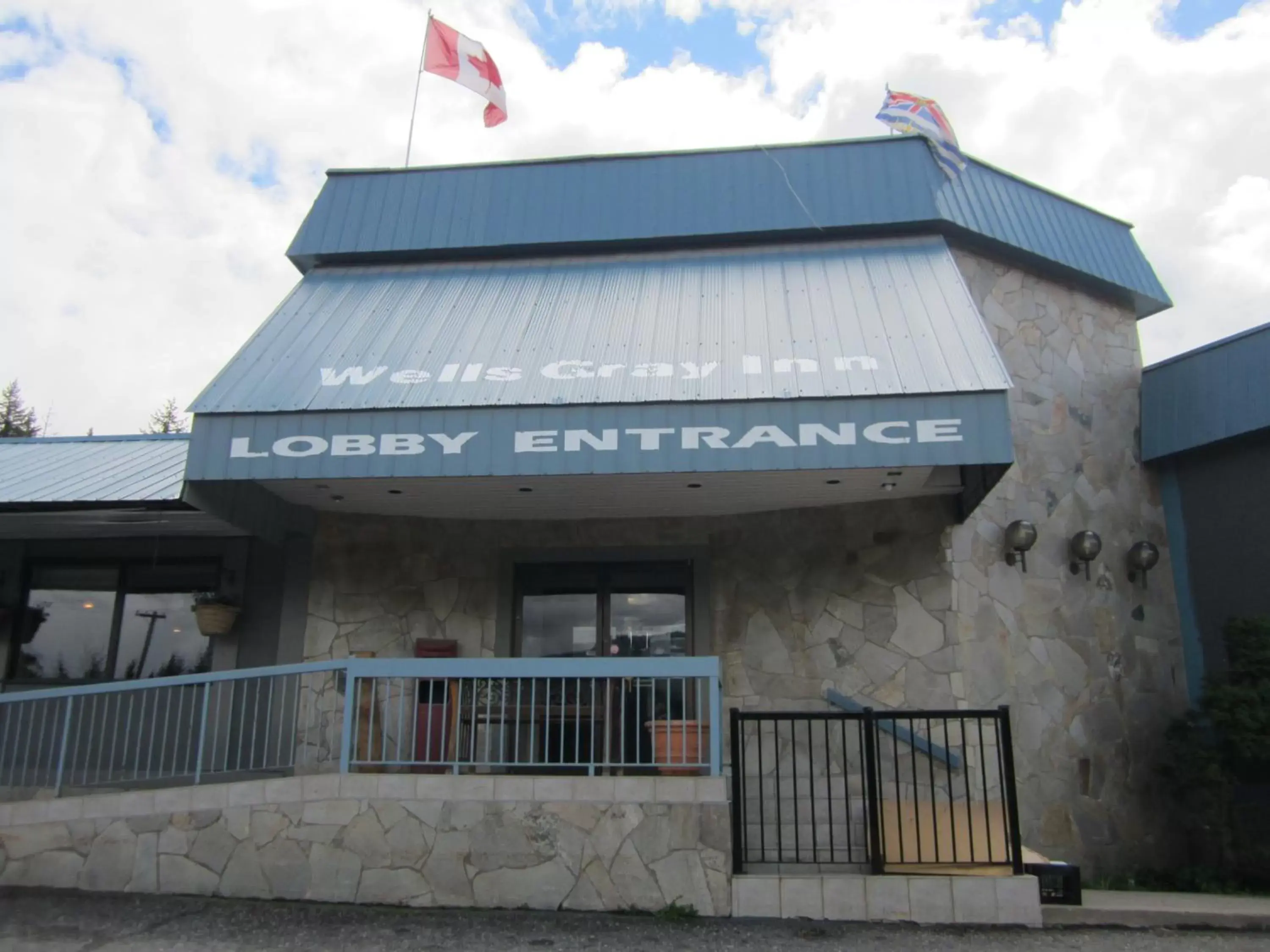 Facade/entrance, Property Building in Wells Gray Inn