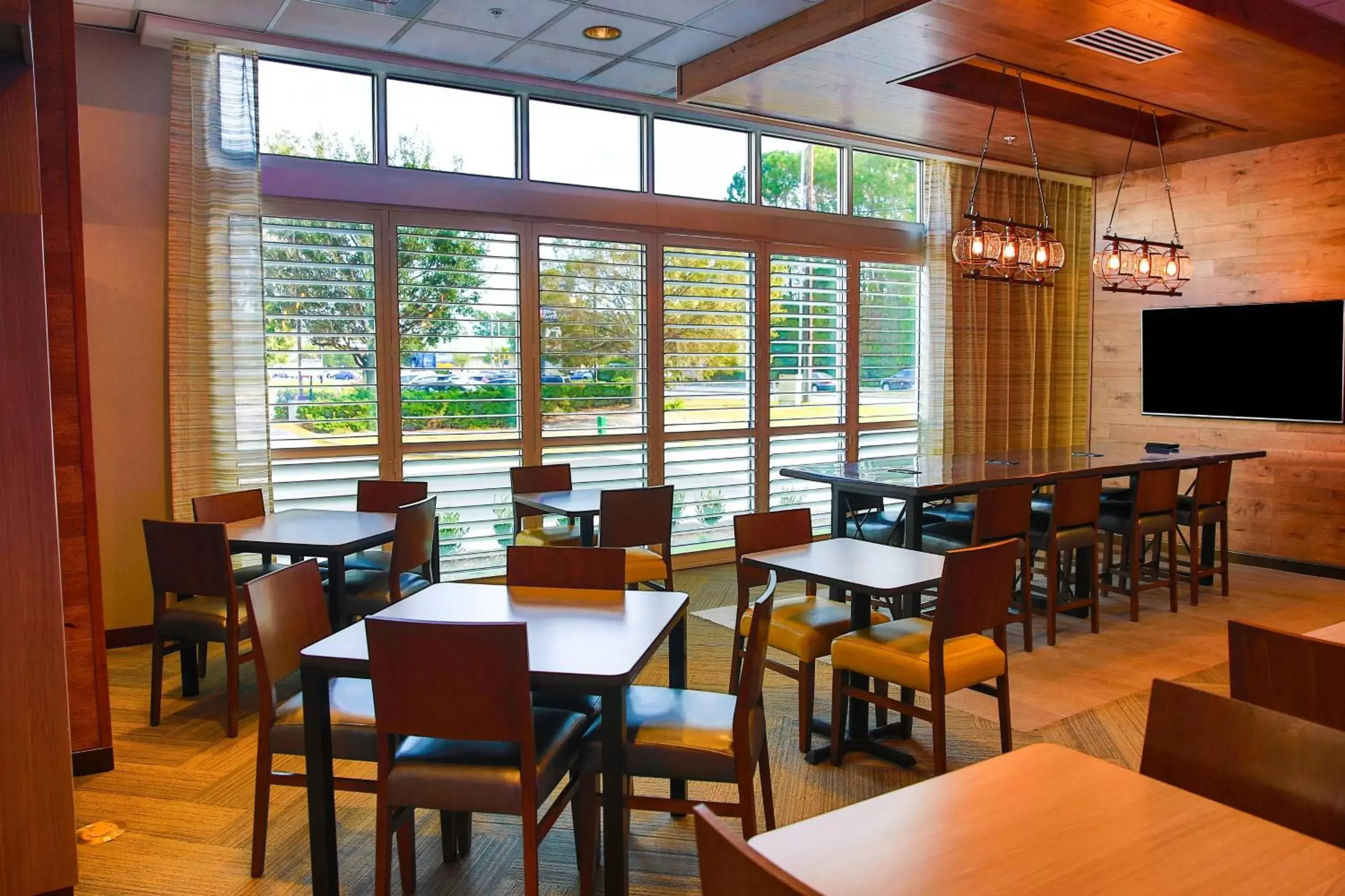 Restaurant/Places to Eat in Fairfield Inn & Suites by Marriott Savannah Midtown
