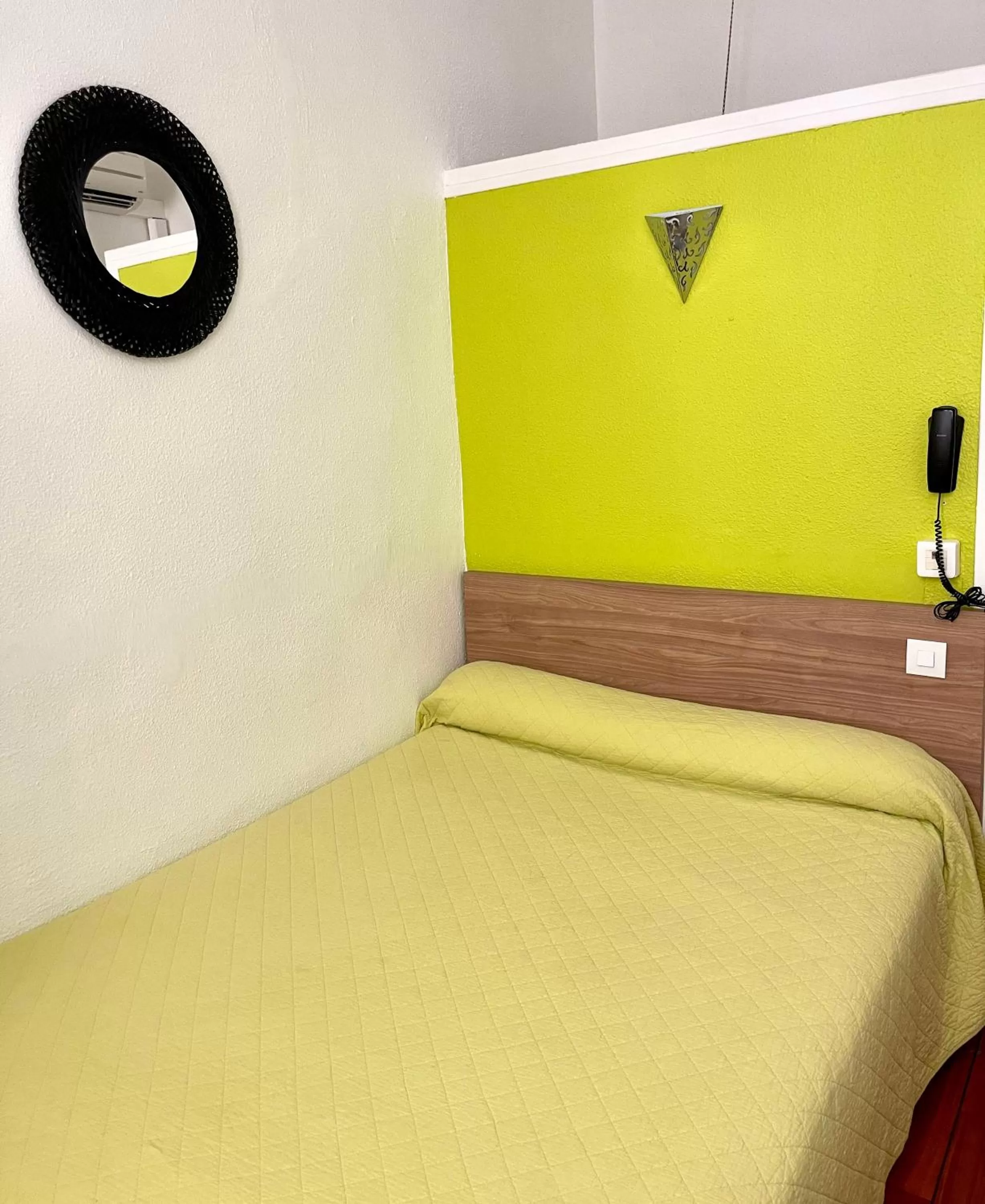 Bed in Hôtel Colisée-Verdun Centre Gare Saint-Roch