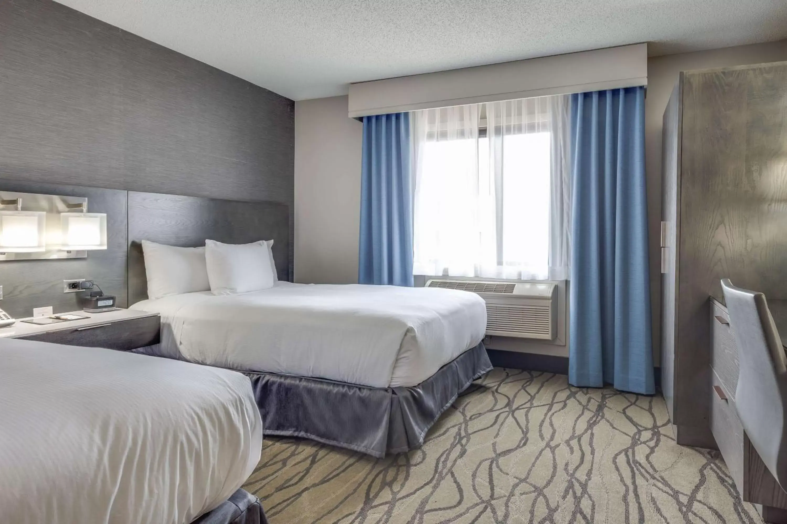 Bedroom, Bed in DoubleTree by Hilton Racine Harbourwalk