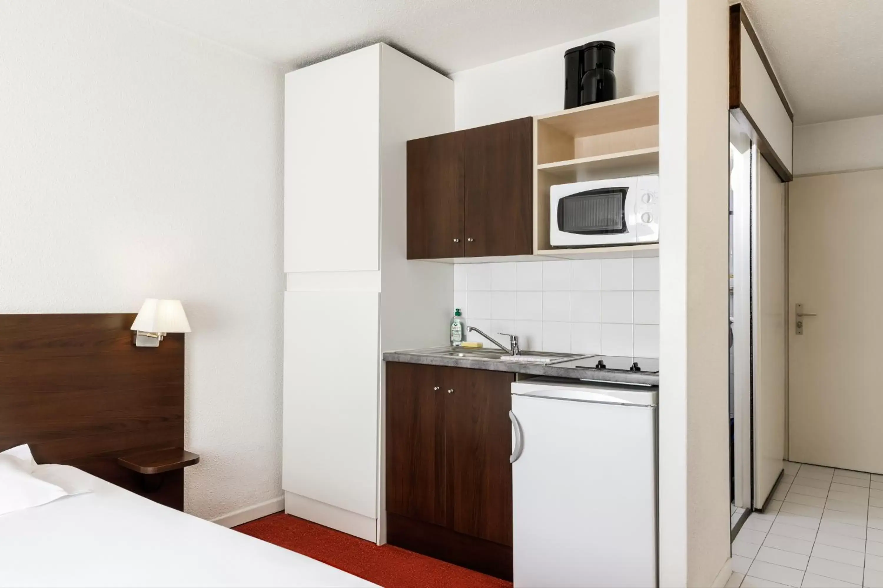 Kitchen or kitchenette in Aparthotel Adagio Access Lille Vauban