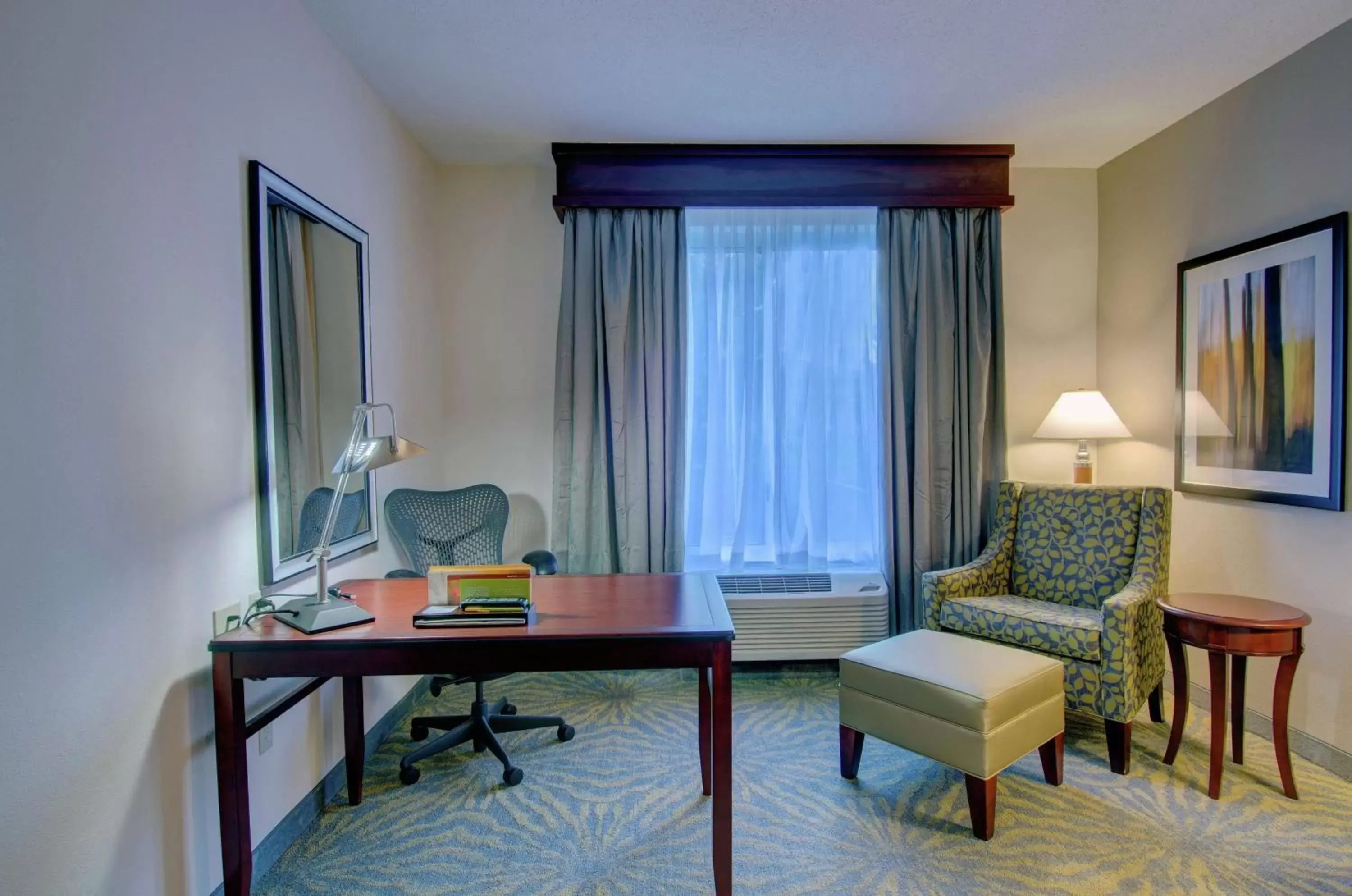 Bedroom, Seating Area in Hilton Garden Inn Norwalk