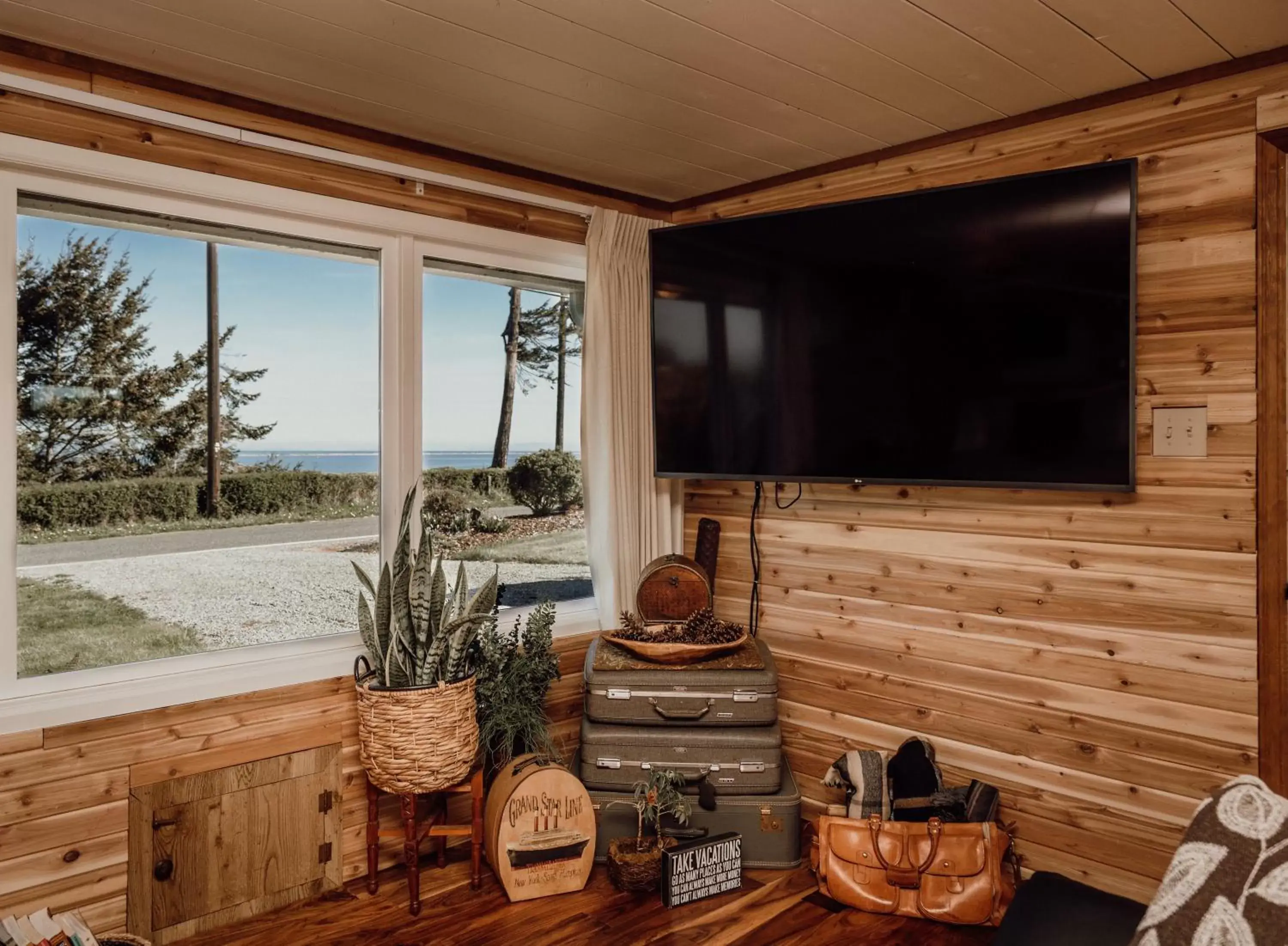 TV/Entertainment Center in Dungeness Bay Cottages