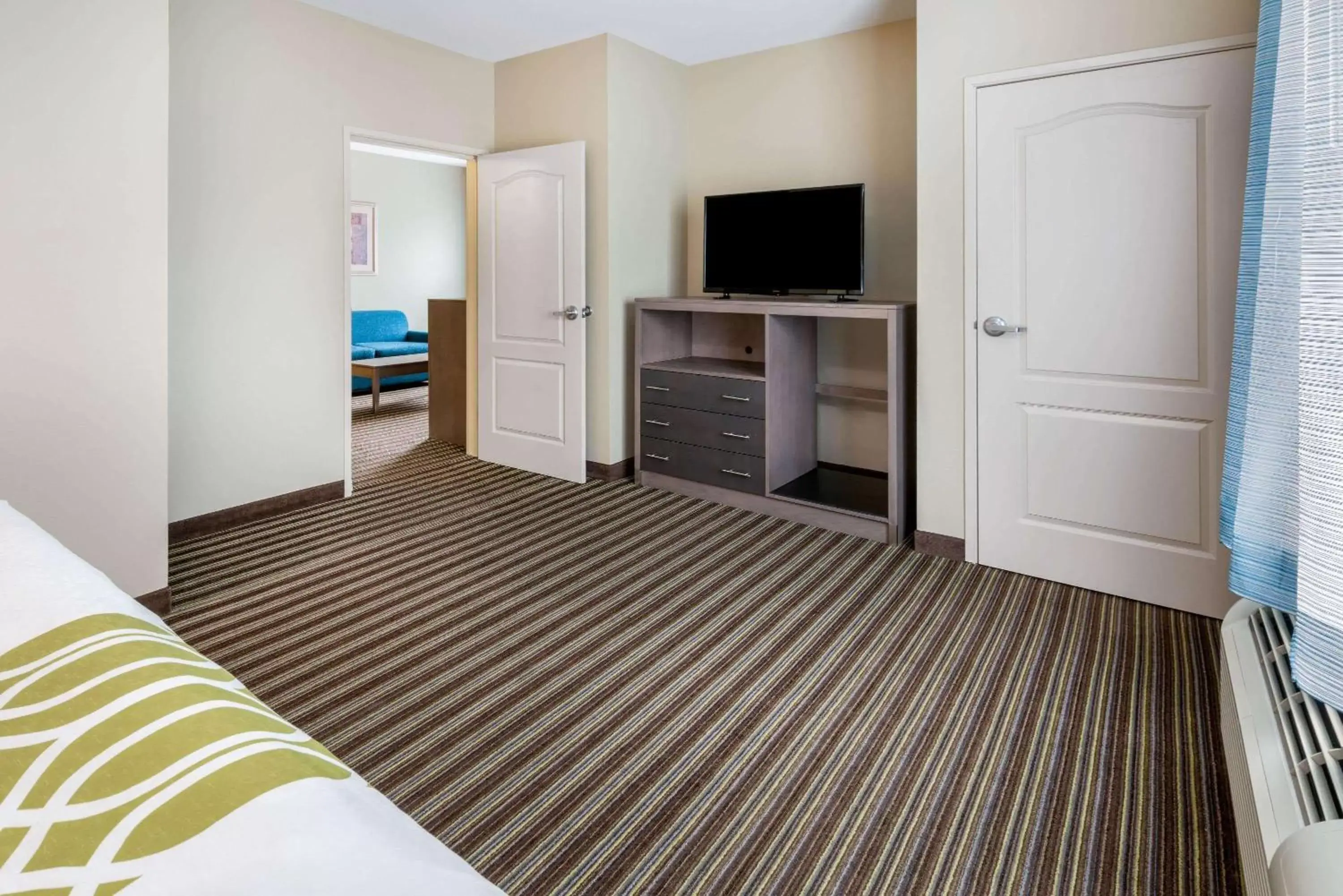 Photo of the whole room, Bed in La Quinta Inn & Suites by Wyndham Broussard - Lafayette Area
