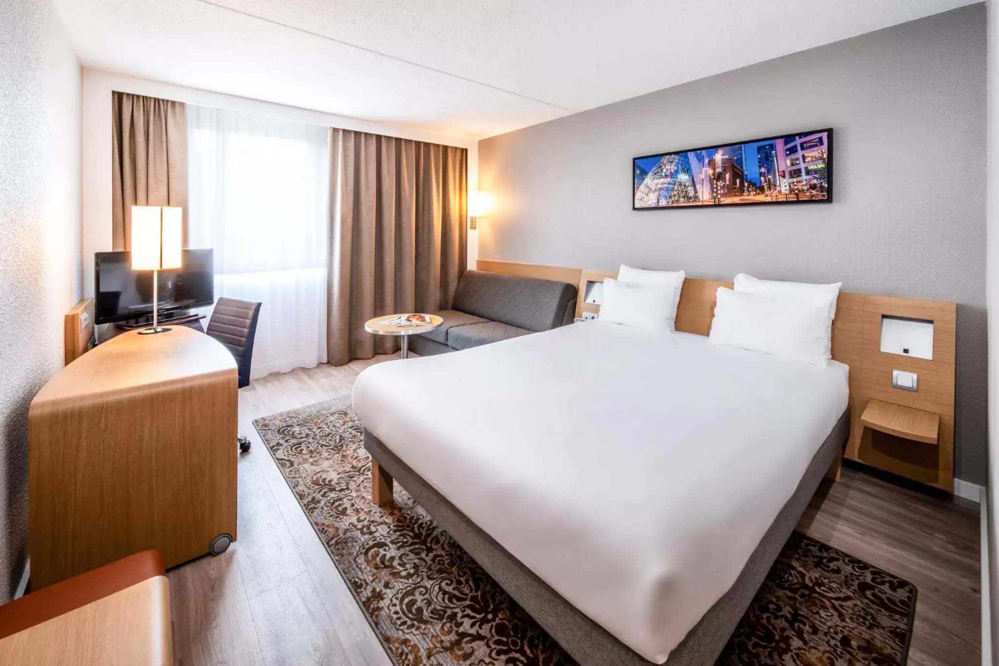 Photo of the whole room, Bed in Novotel Eindhoven