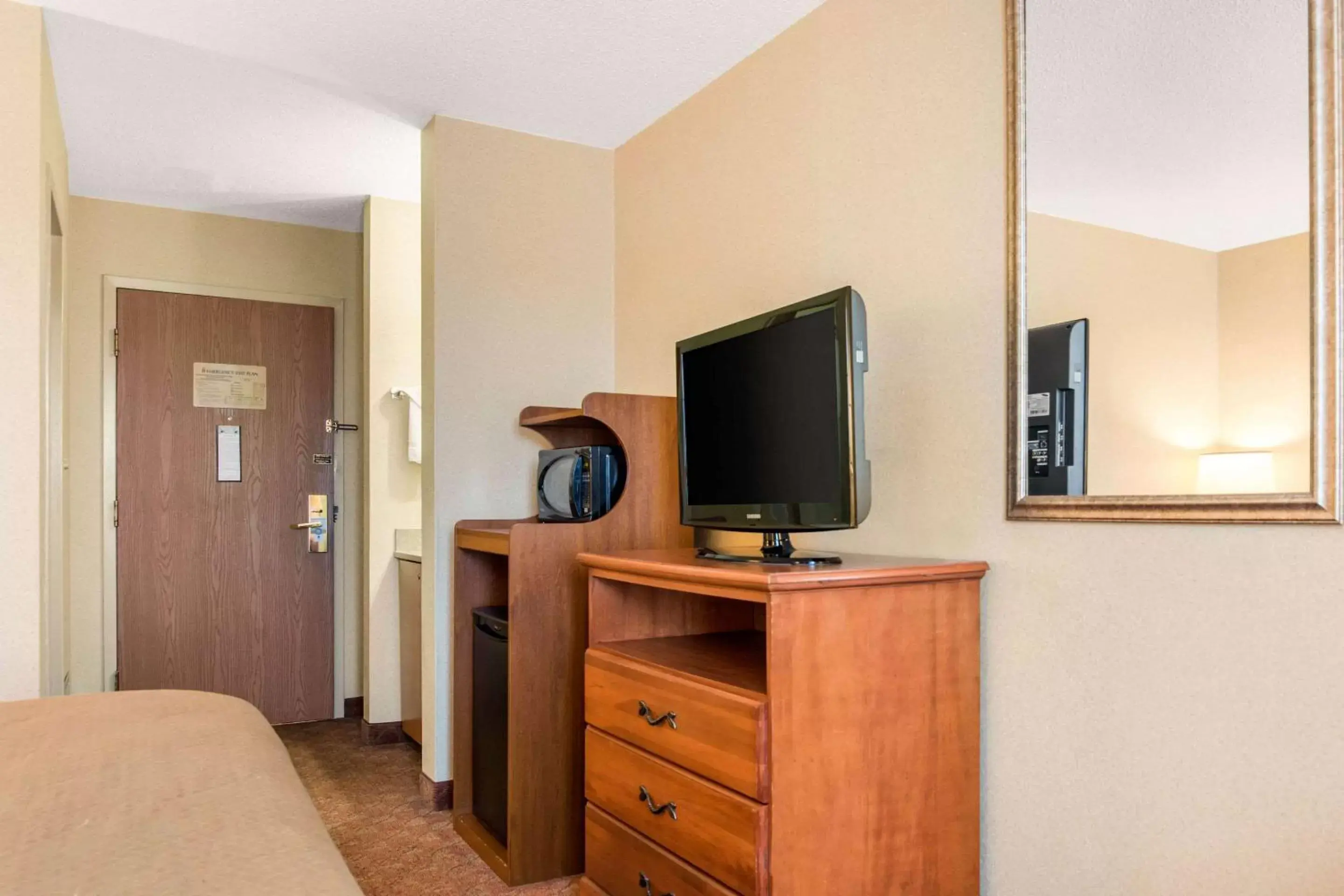 Photo of the whole room, TV/Entertainment Center in Quality Inn at Bangor Mall