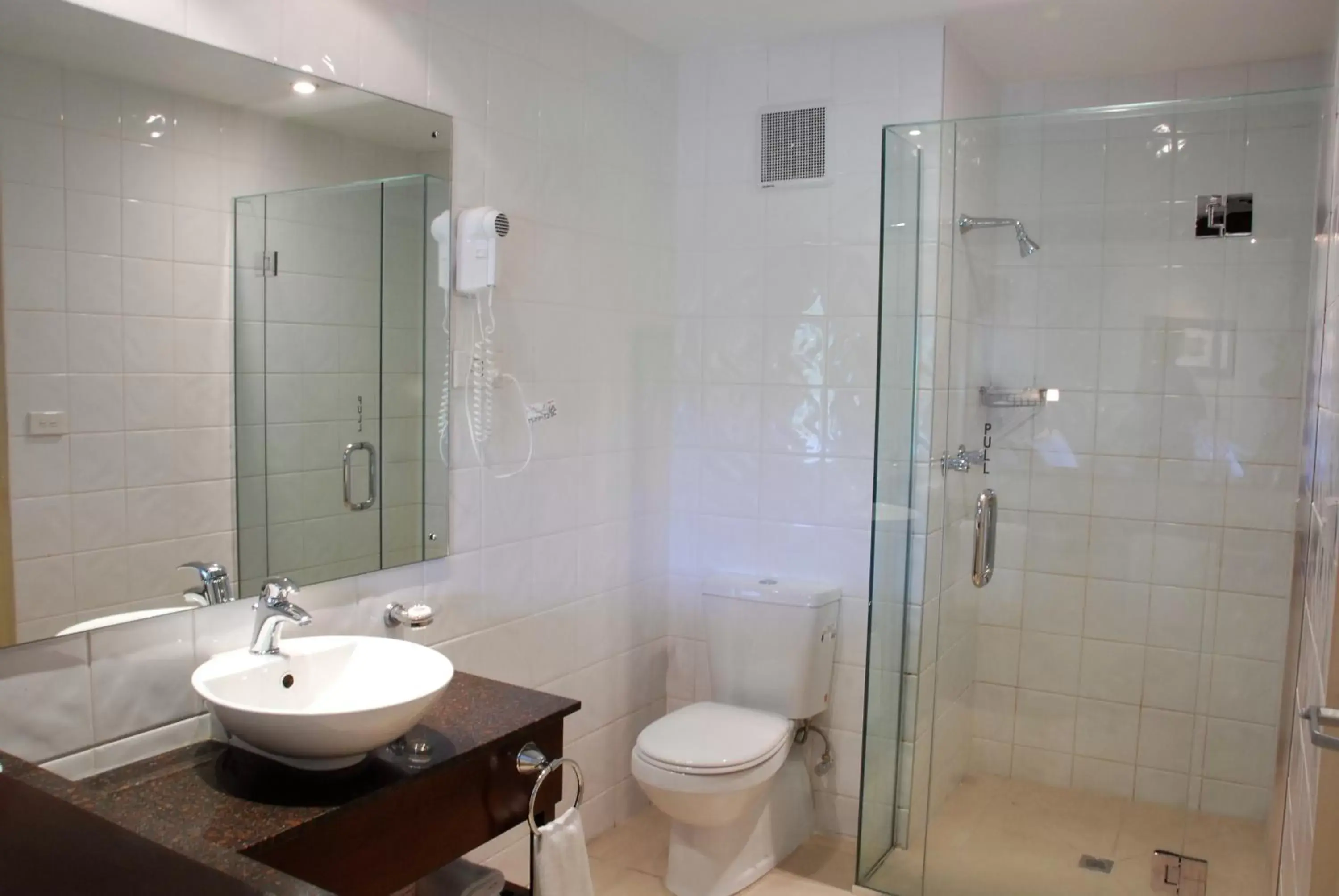 Bathroom in Tanoa Waterfront Hotel