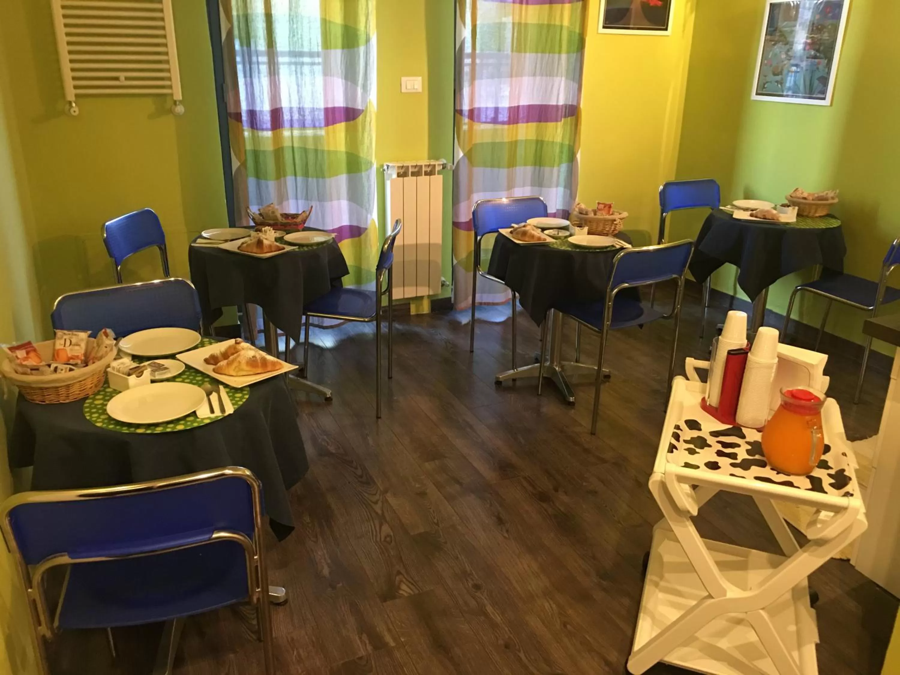 Coffee/tea facilities, Restaurant/Places to Eat in Almi Rooms