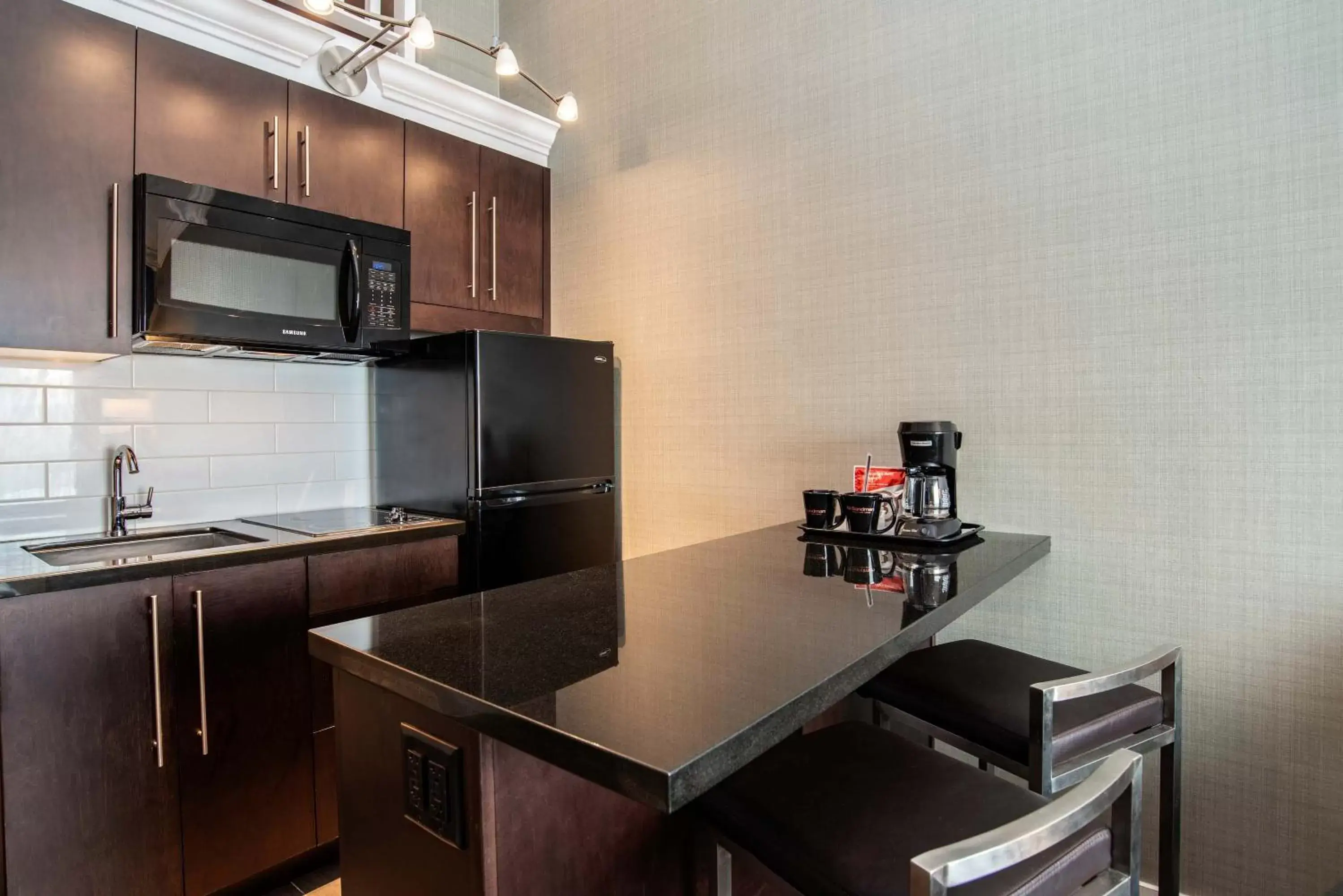 Kitchen or kitchenette, Kitchen/Kitchenette in Sandman Hotel Vancouver Airport