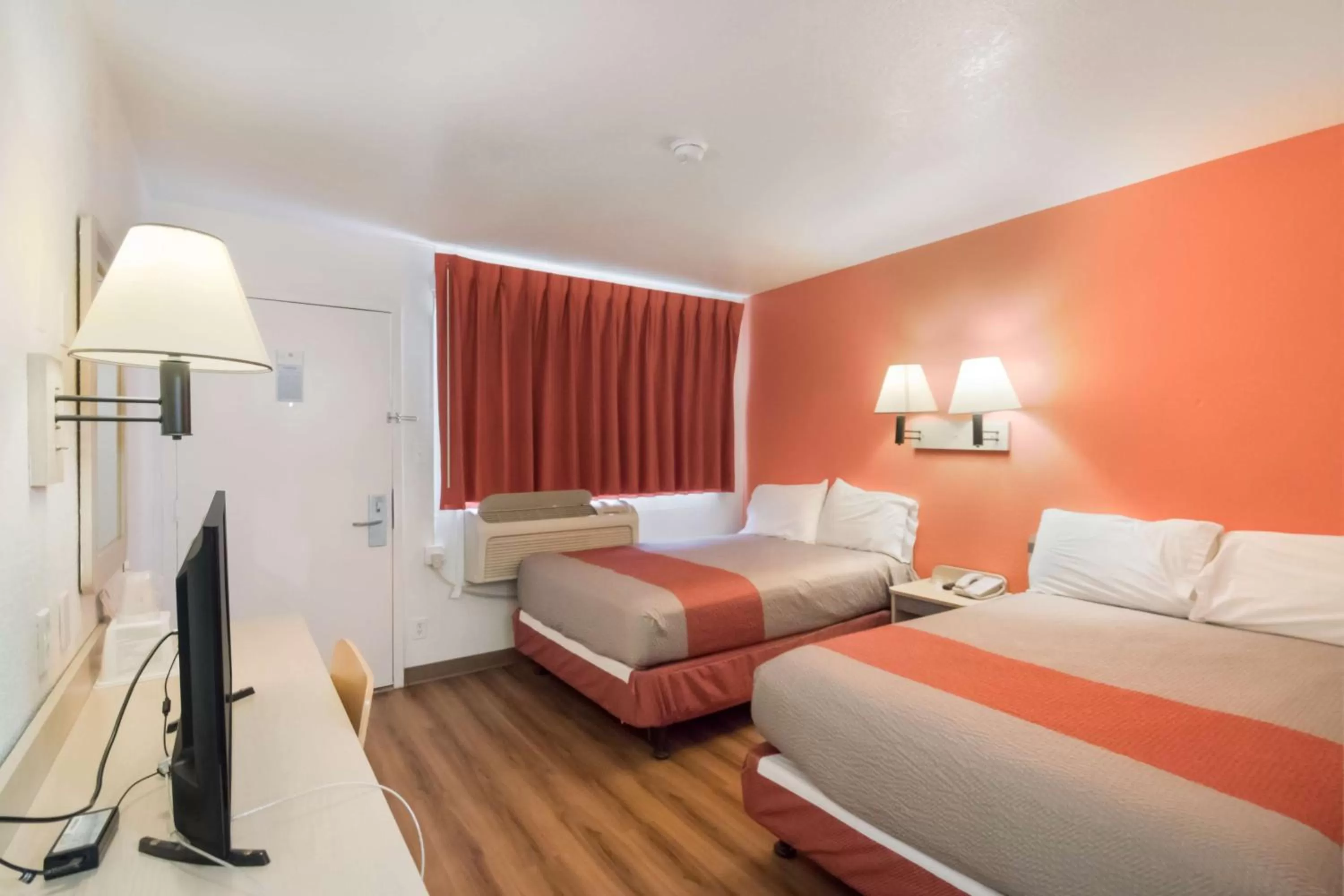 Photo of the whole room, Bed in Motel 6-Moses Lake, WA