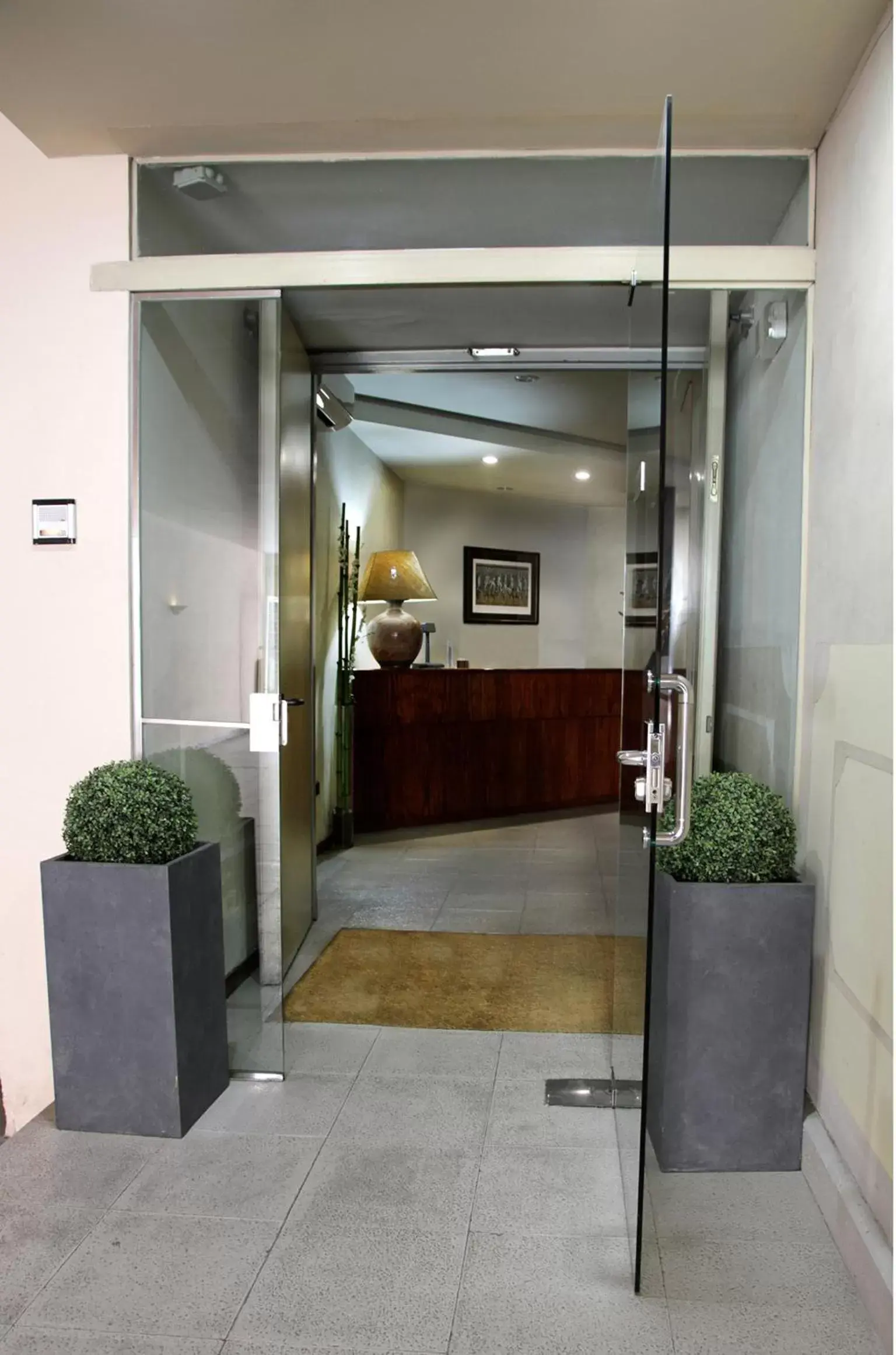 Facade/entrance, Lobby/Reception in Apartamentos DV