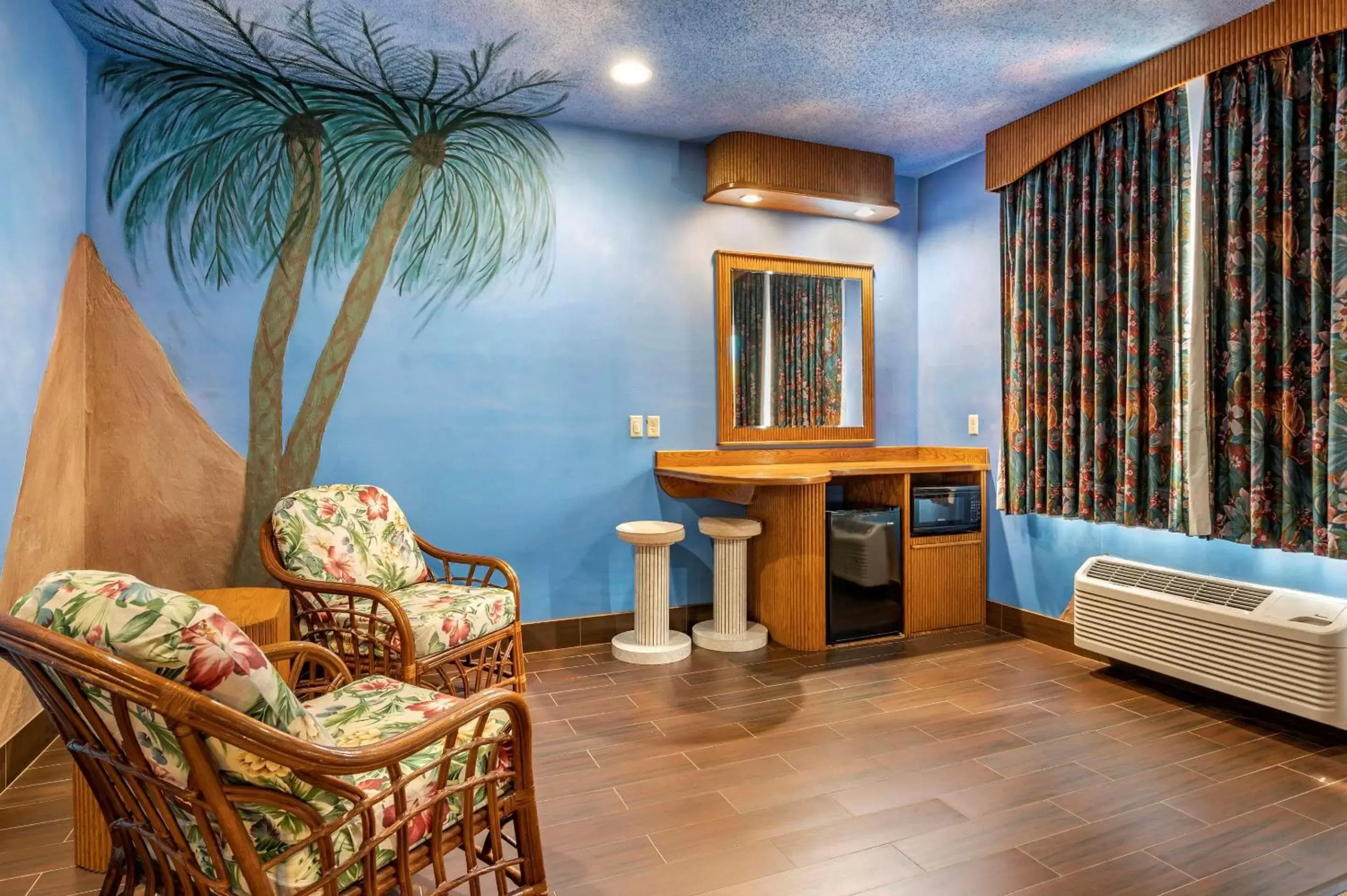 Bedroom, Seating Area in Comfort Suites North Elkhart