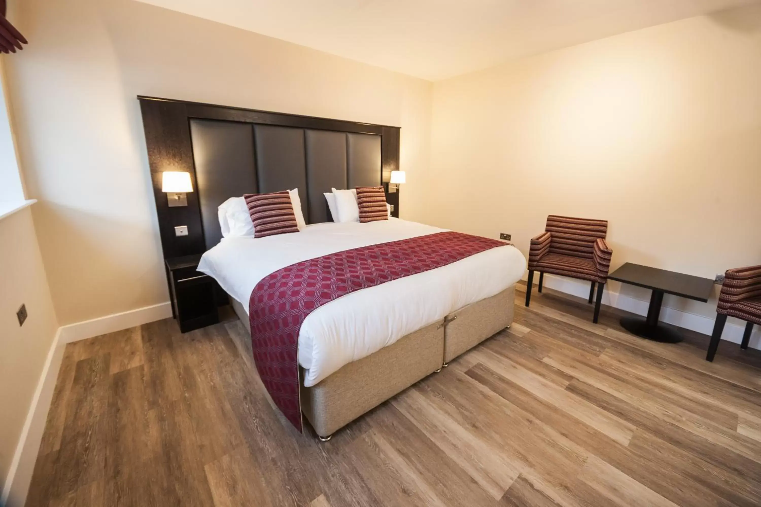 Bedroom, Bed in Crown Lodge Hotel