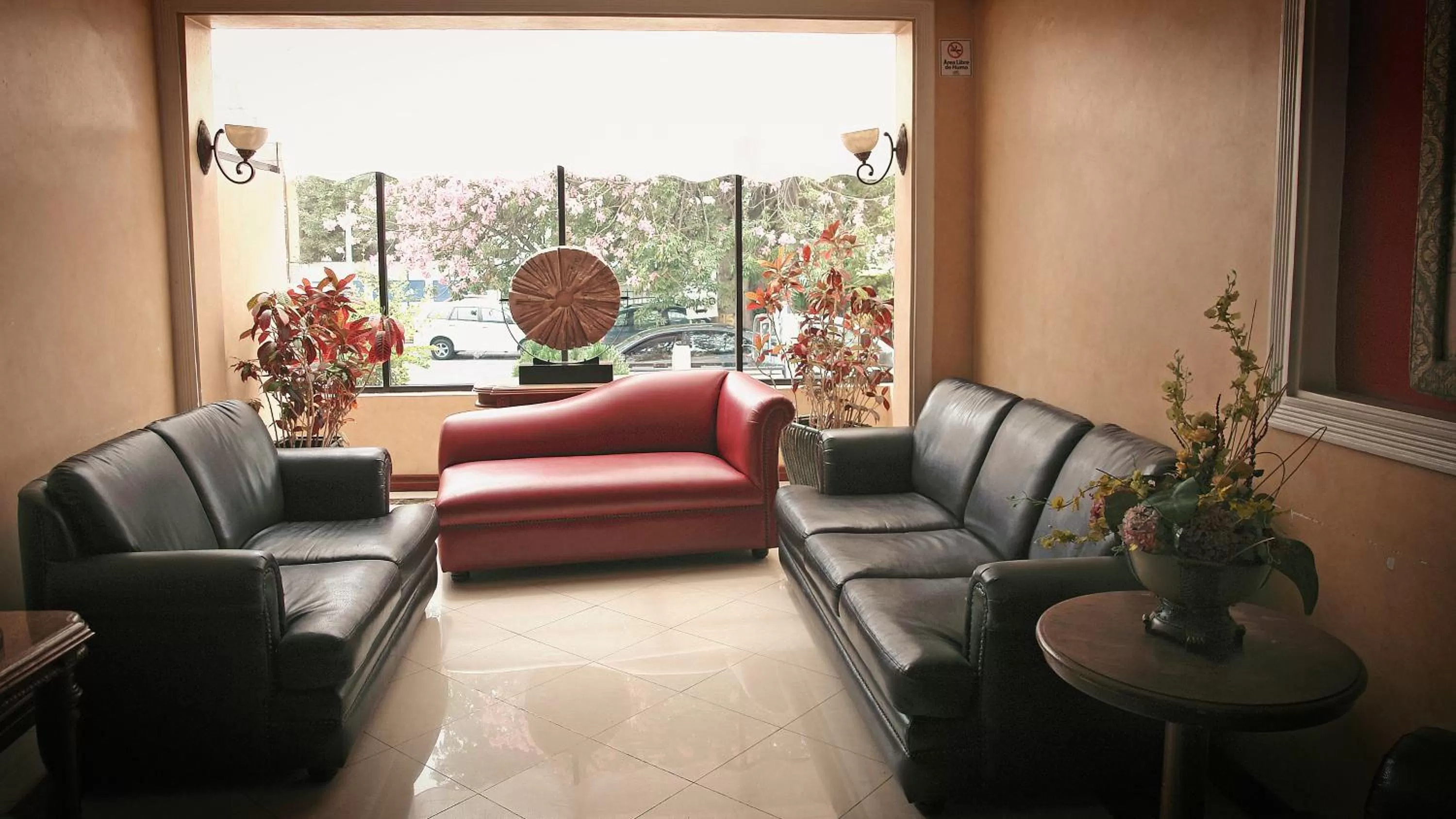 Communal lounge/ TV room in Hotel Florida